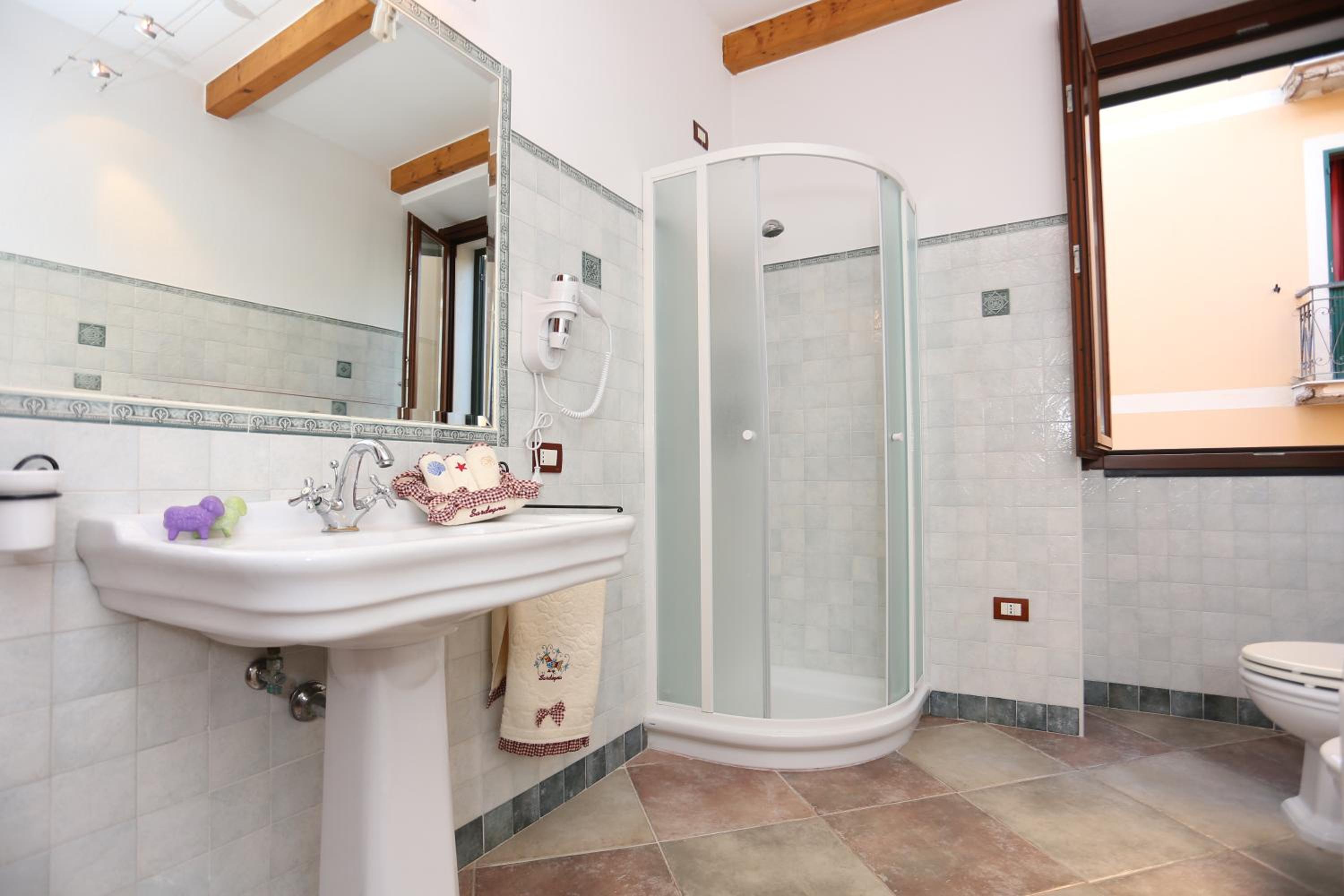 Quadruple Room with Private Bathroom photo 2