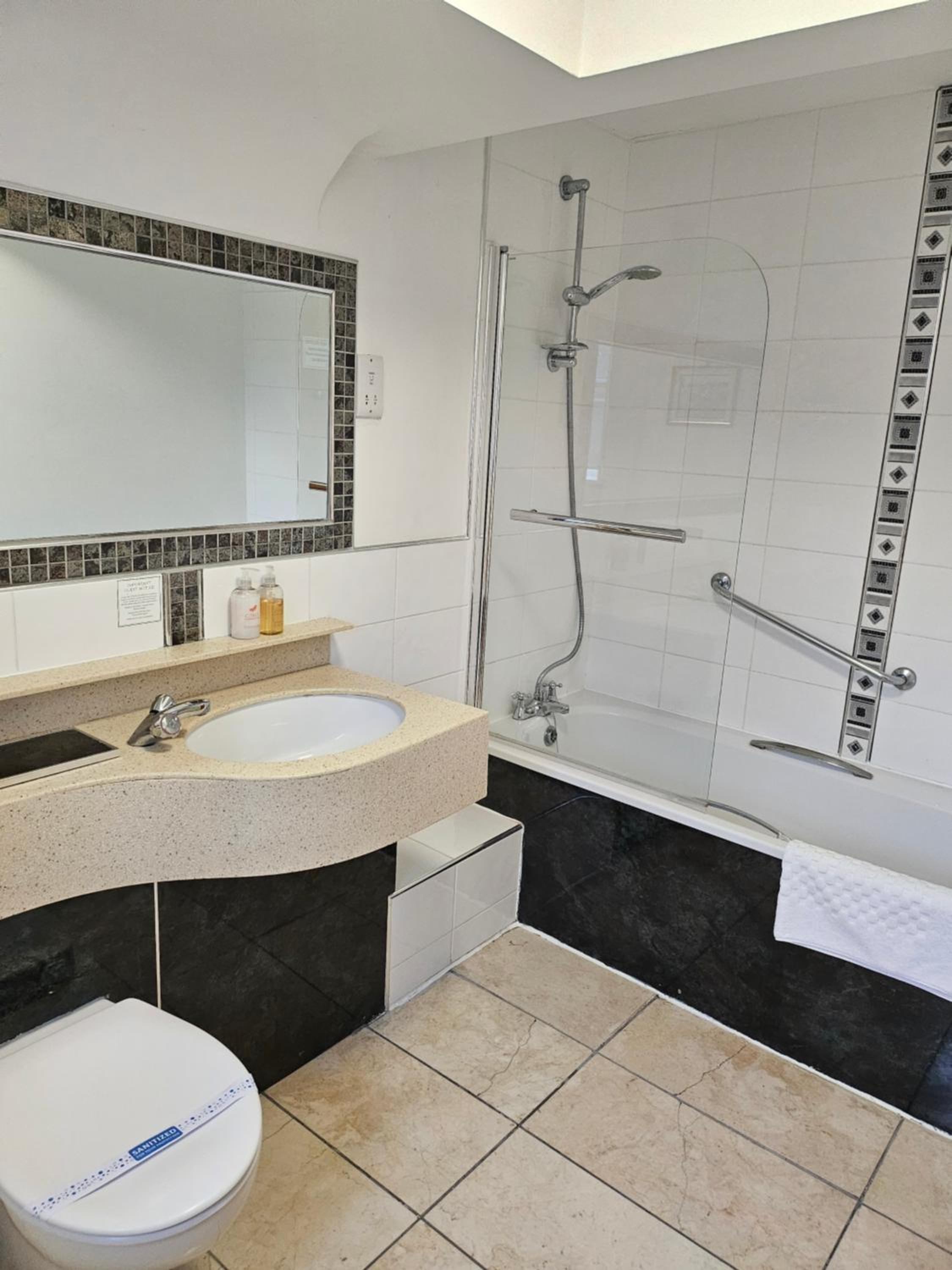 Twin Room with Private Bathroom photo 2
