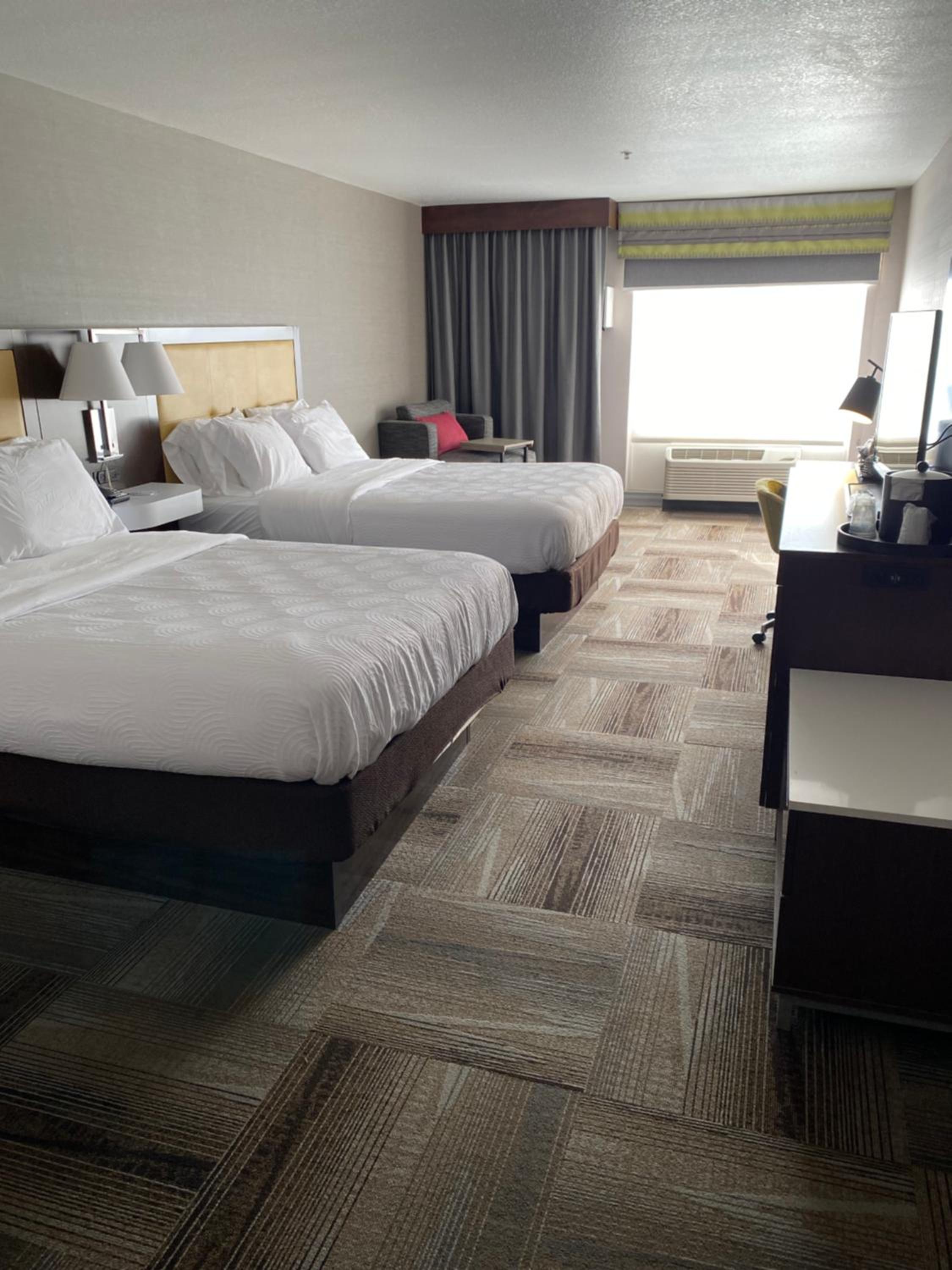 Quadruple Room with Two Queen Beds - Non Smoking - Photo 1