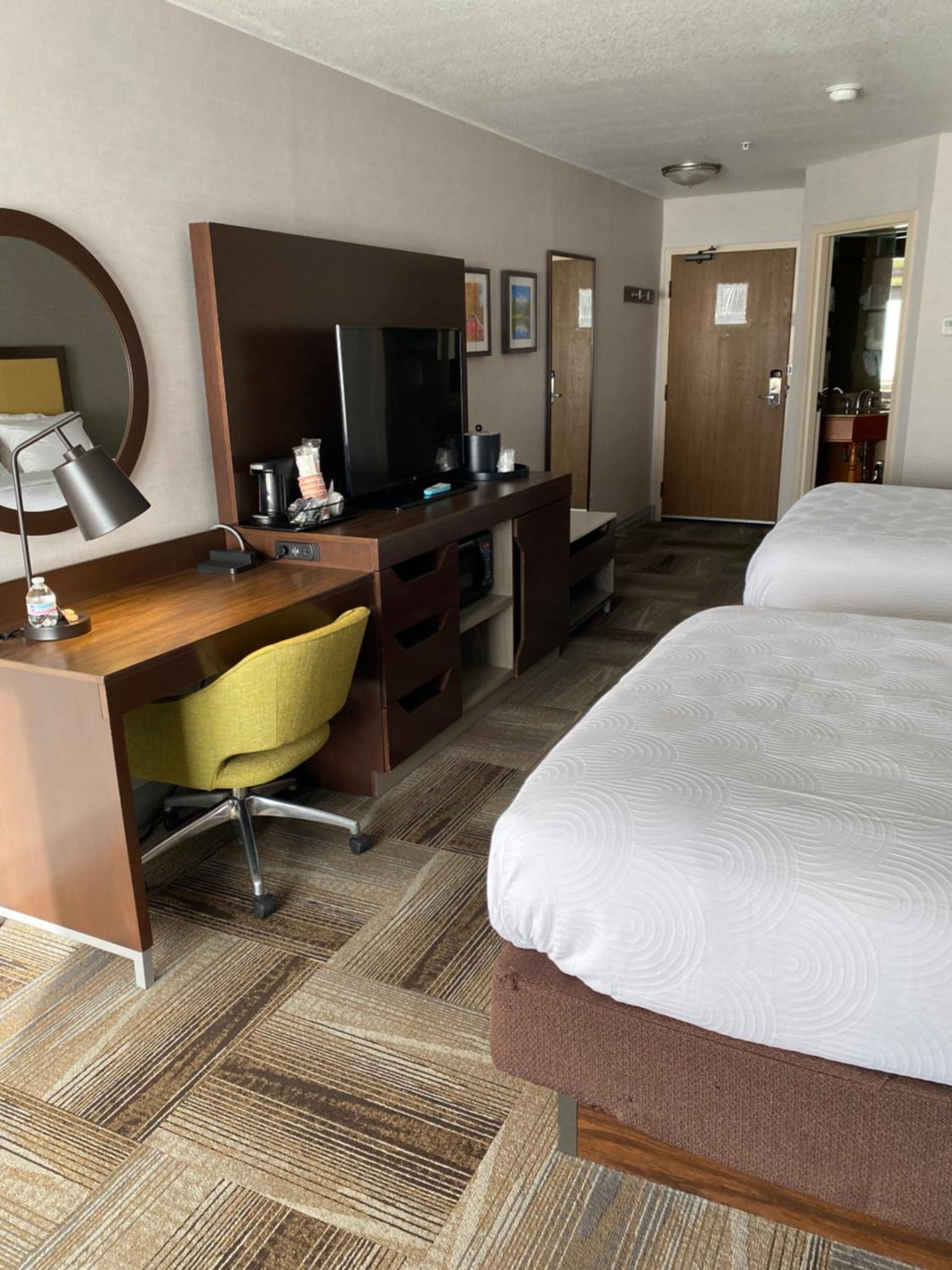 Quadruple Room with Two Queen Beds - Non Smoking - Photo 2