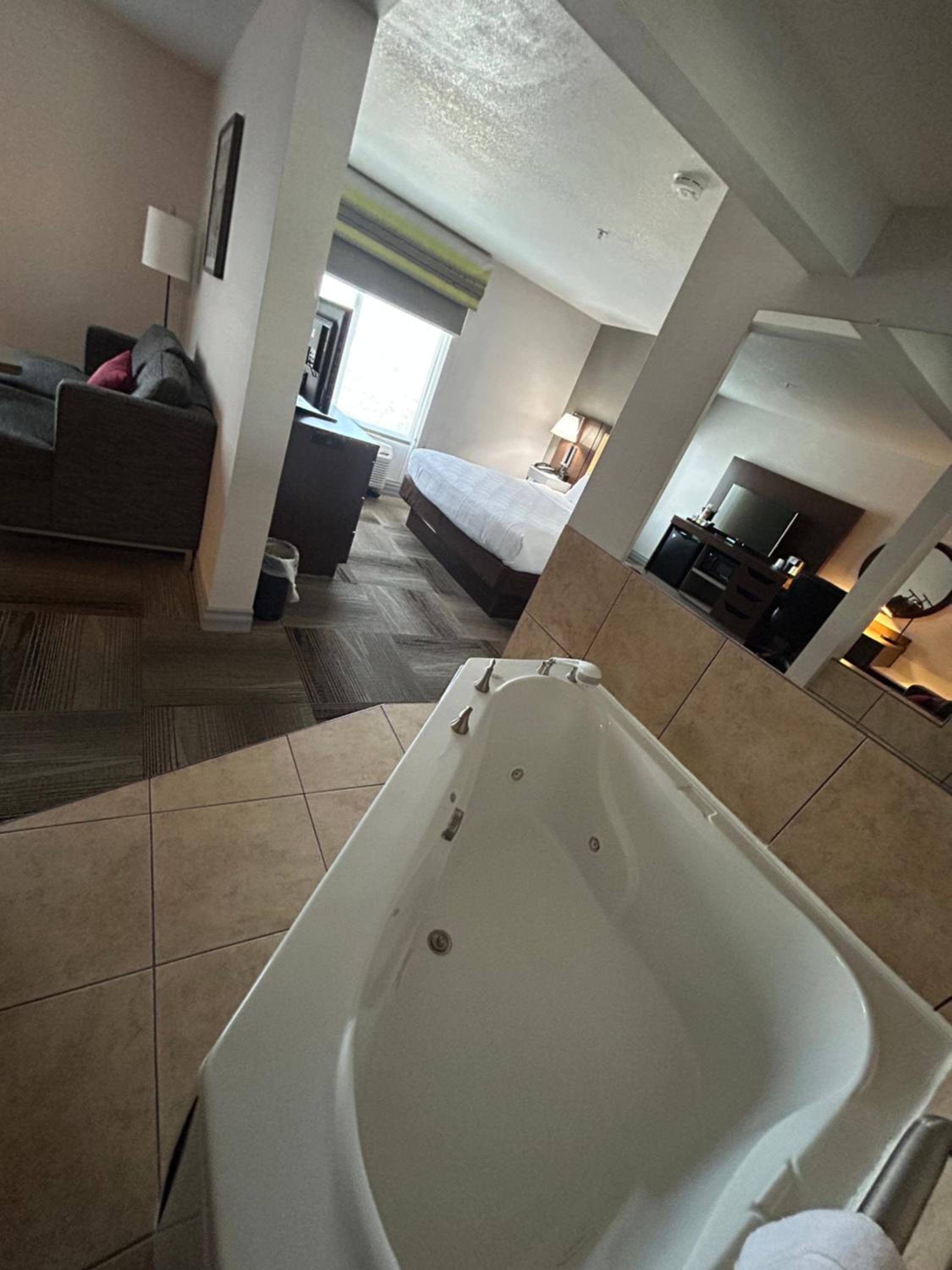 King Suite with Whirlpool - Non-Smoking