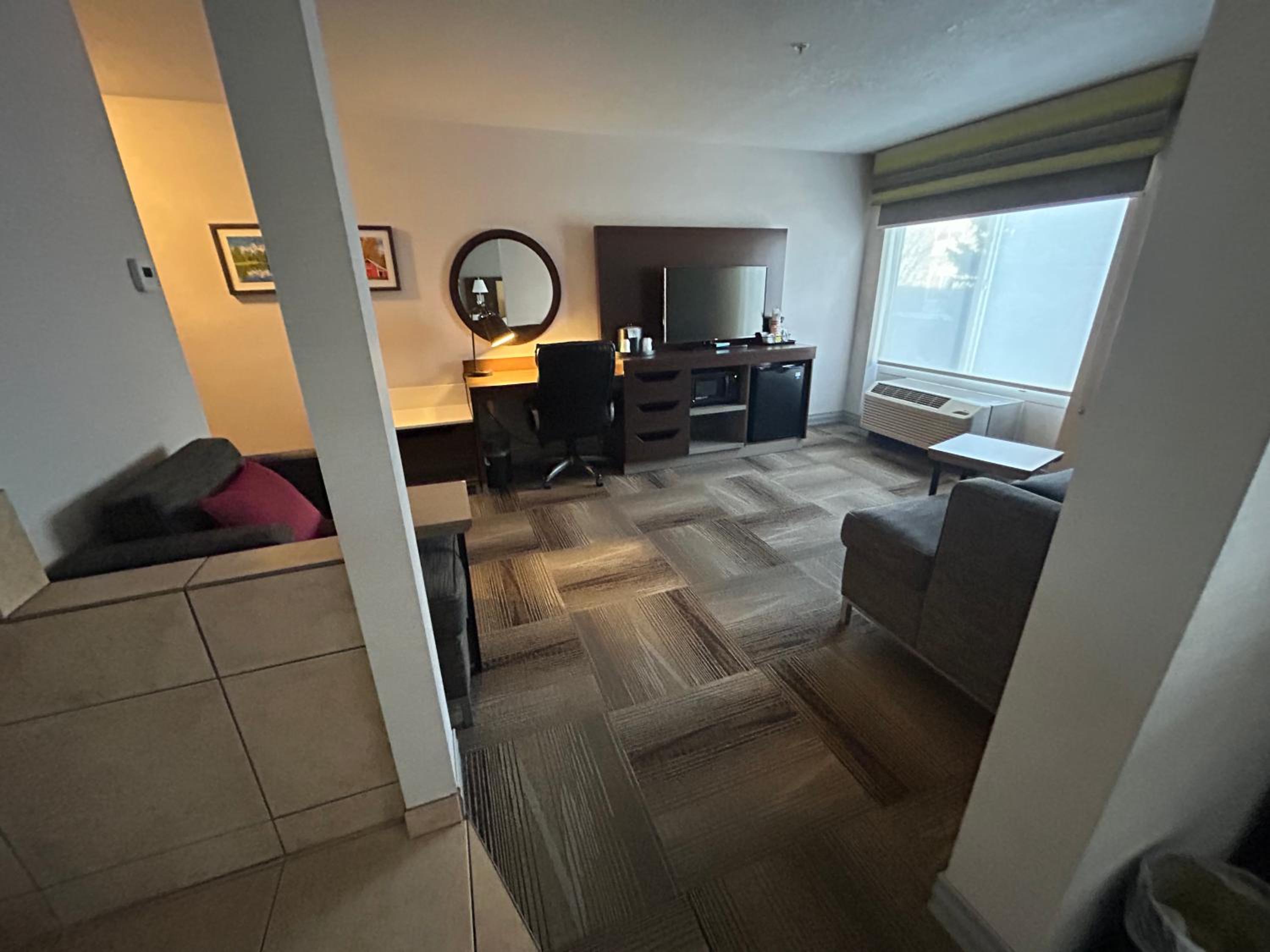 King Suite with Whirlpool - Non-Smoking photo 3