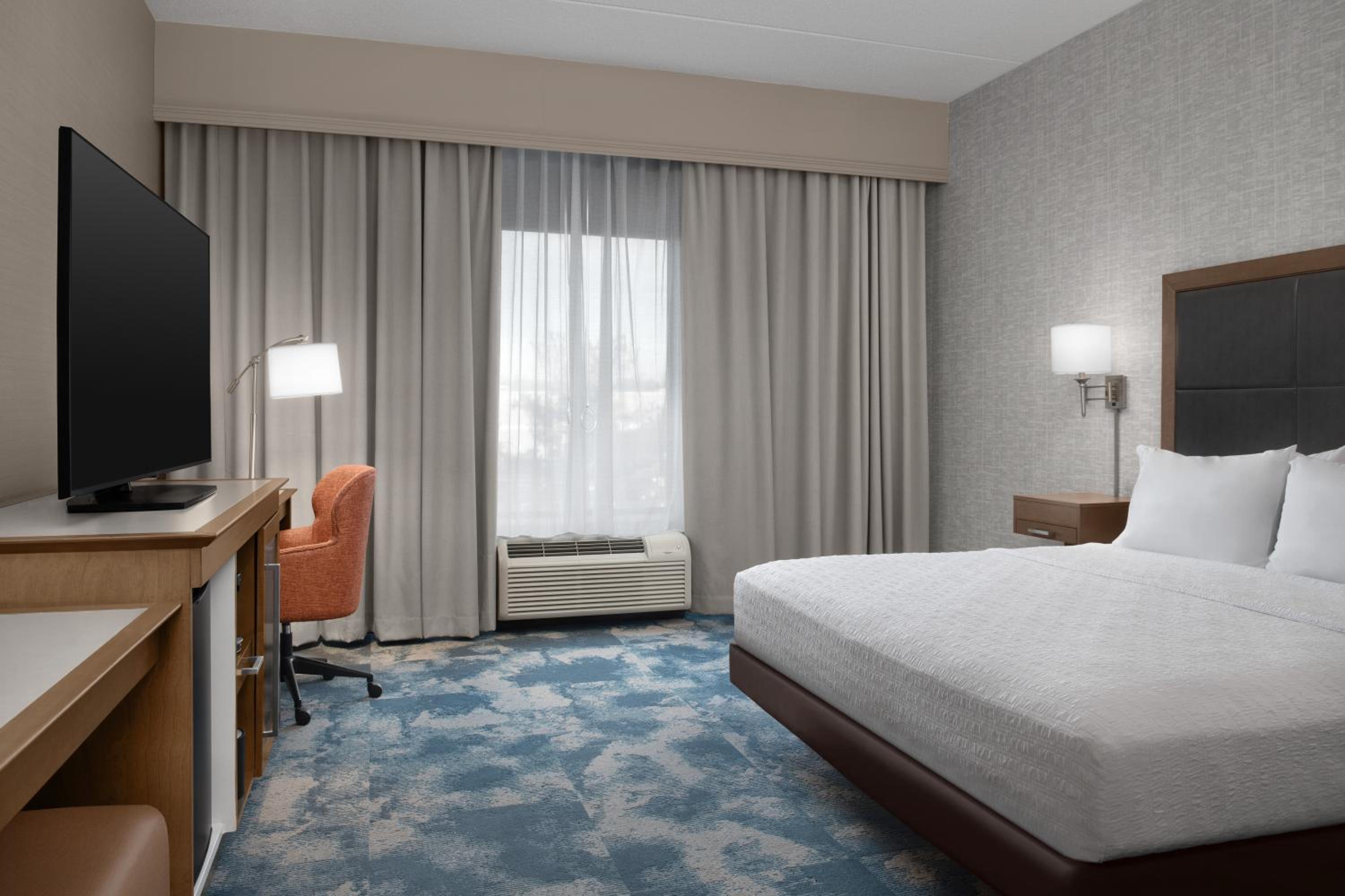 King Room with Accessible Tub - Mobility and Hearing Access/Non-Smoking photo 2