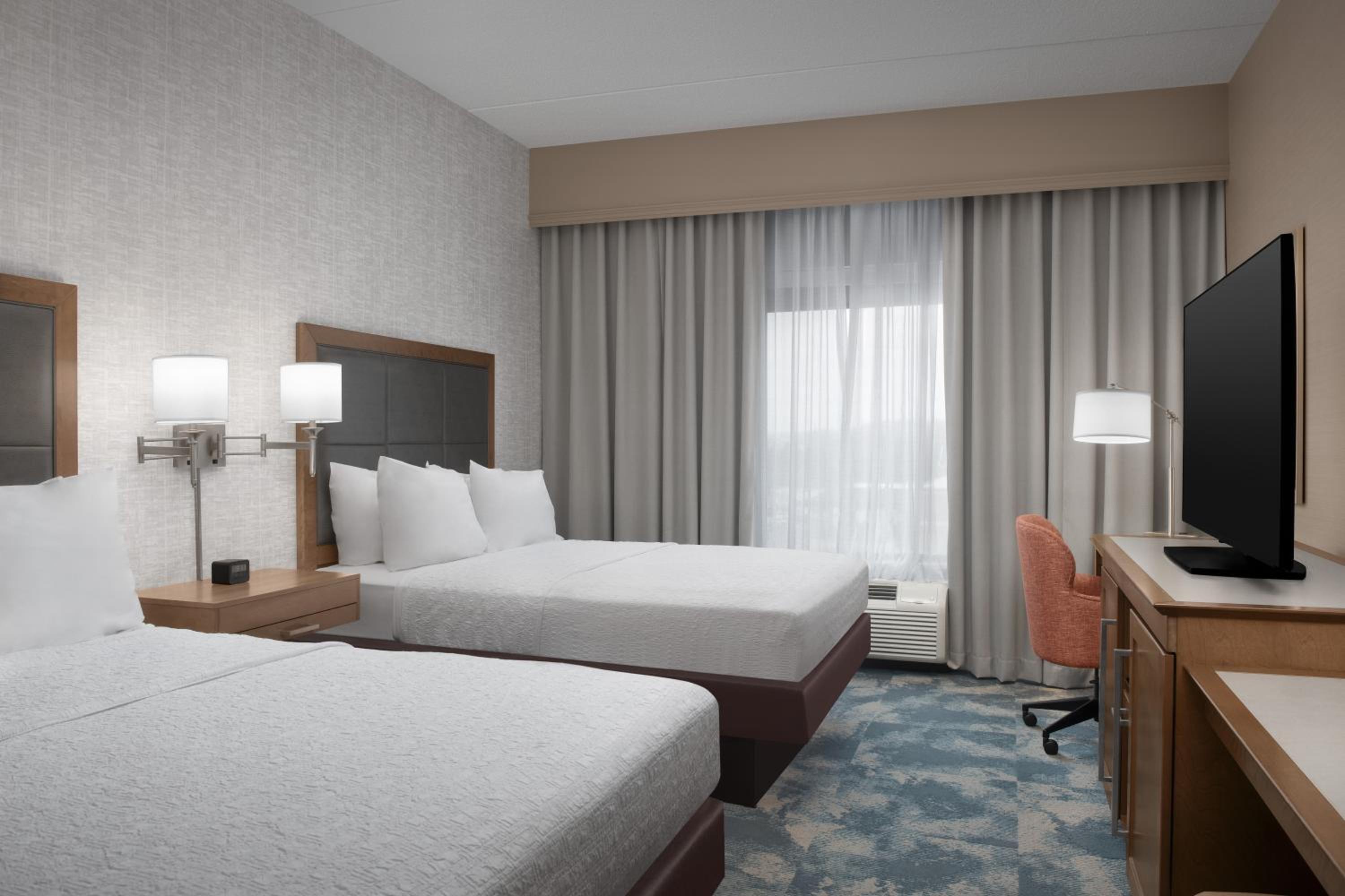 Queen Room with Two Queen Beds - Hearing Access/Non-Smoking photo 2