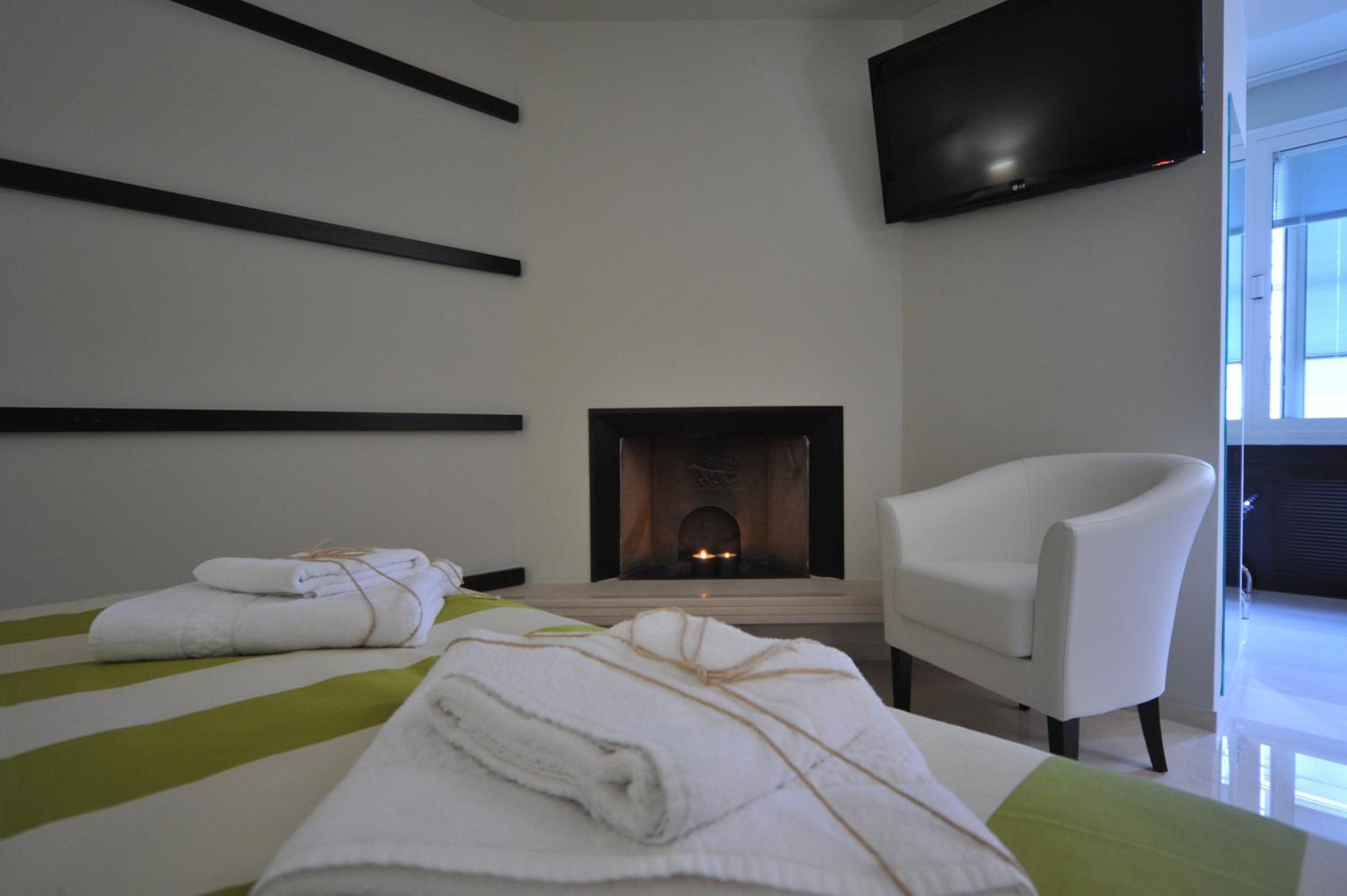 Suite - Photo 1