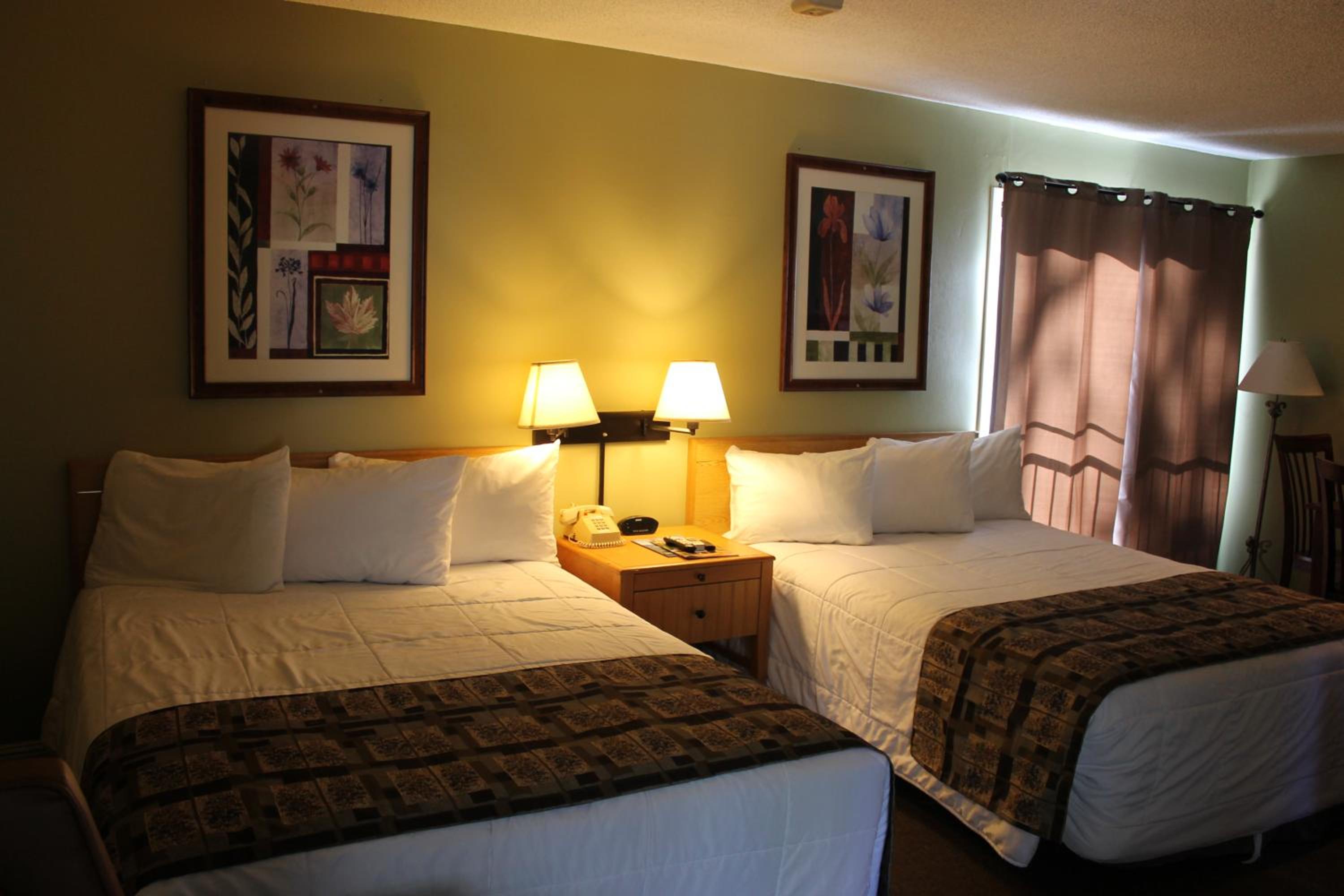 Deluxe Queen Room with Two Queen Beds and Kitchen - Photo 12