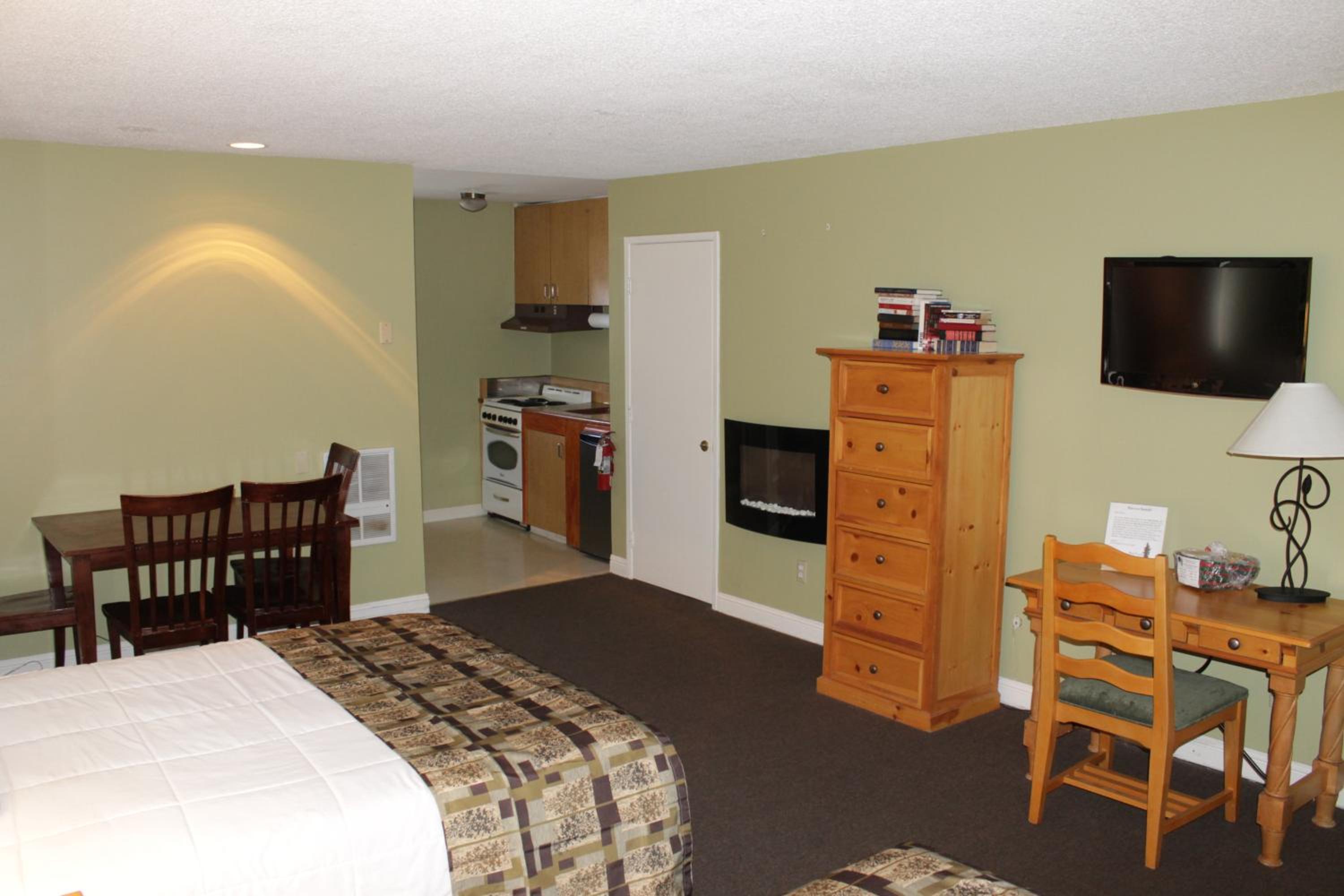 Deluxe Queen Room with Two Queen Beds and Kitchen - Photo 10