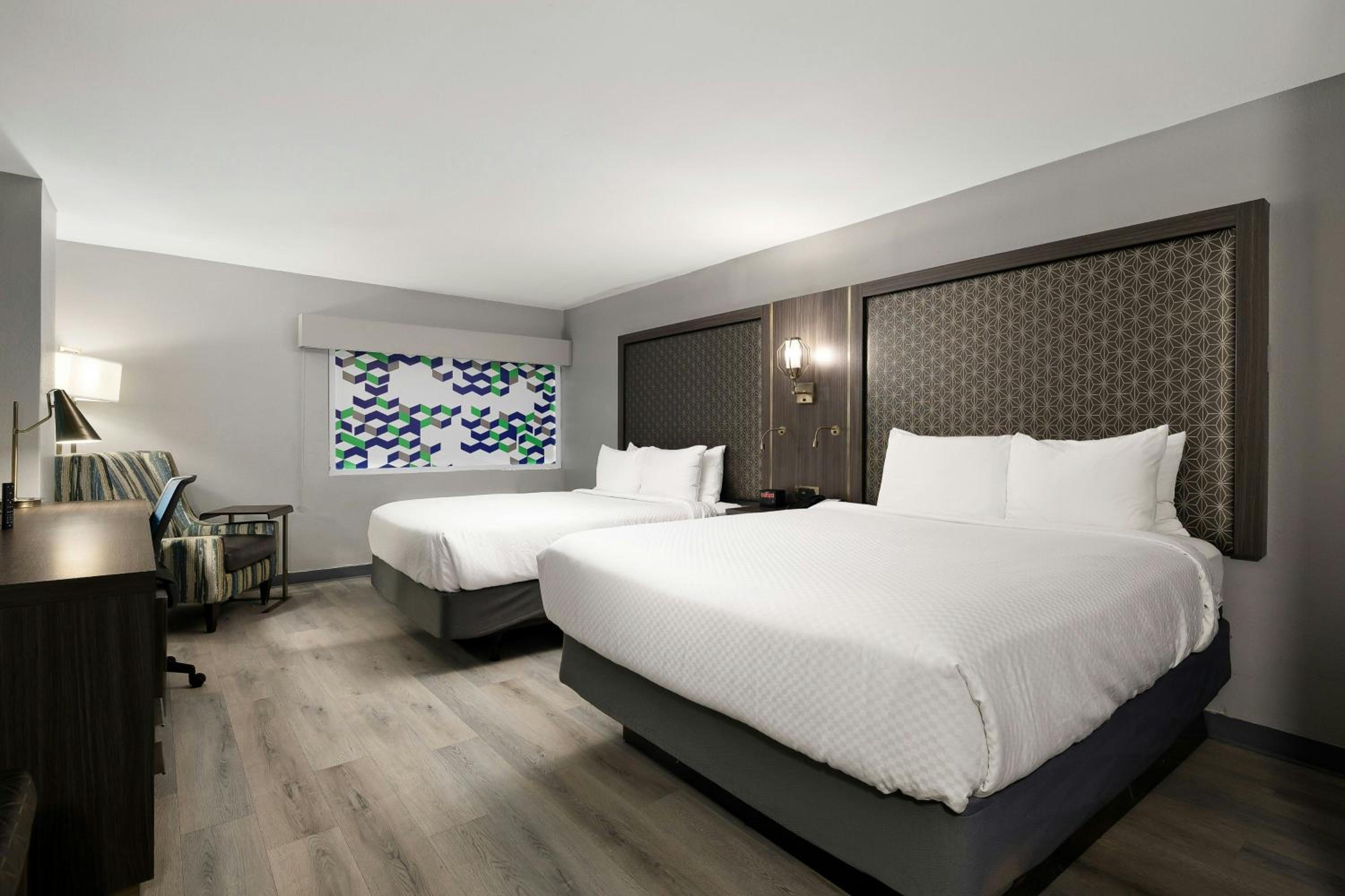 Queen Room with Two Queen Beds photo 2