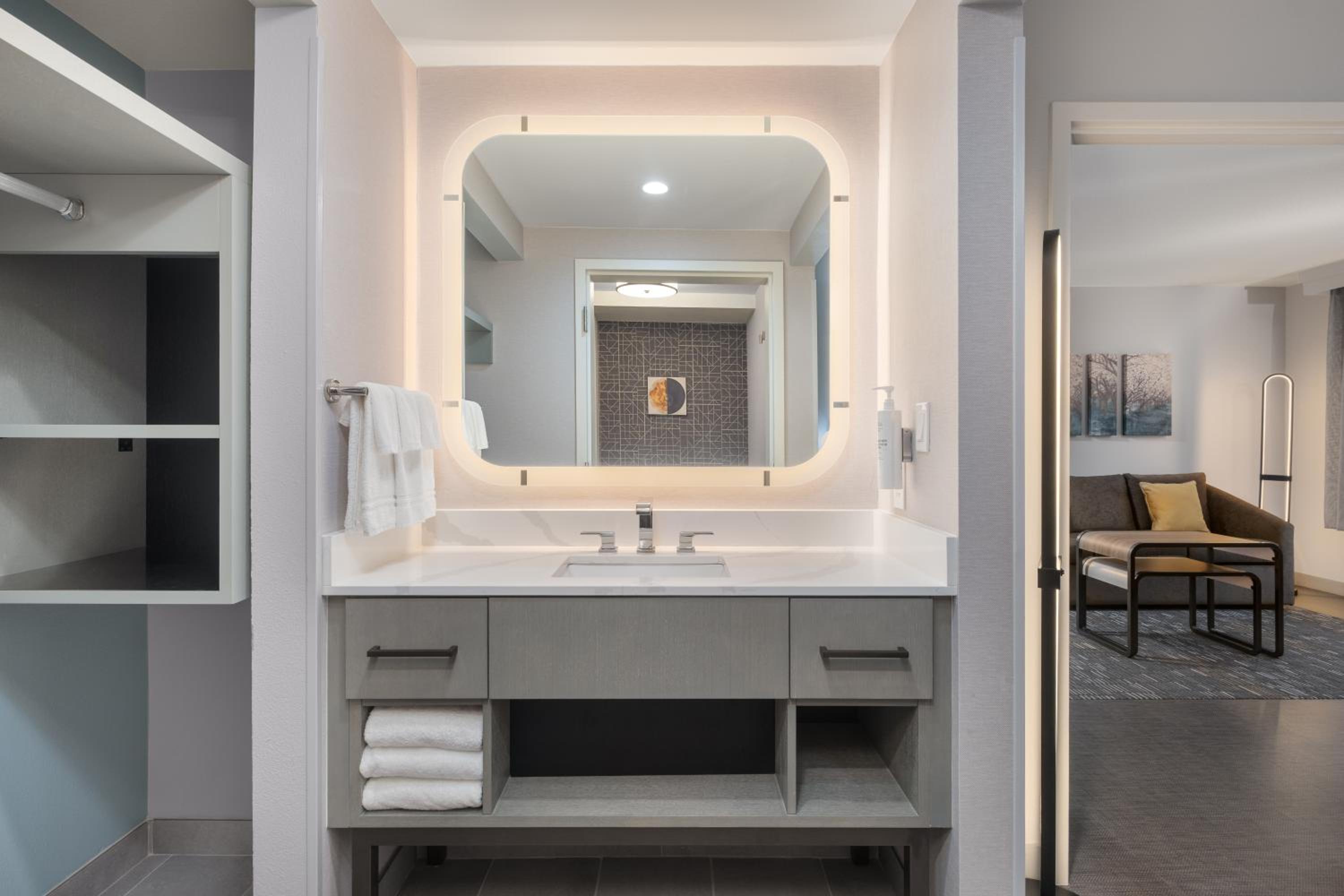 One-Bedroom King Suite - Photo 3