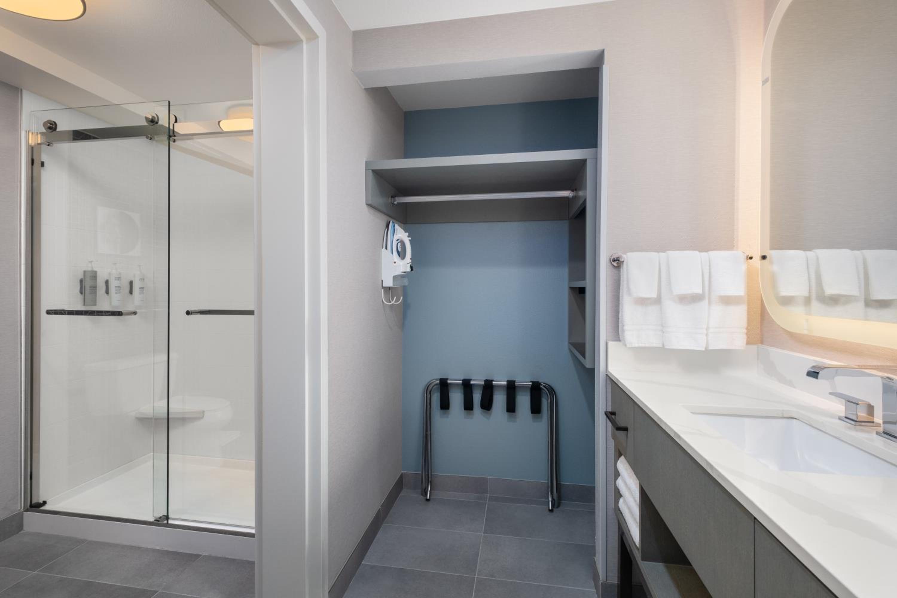 One-Bedroom King Suite - Photo 2