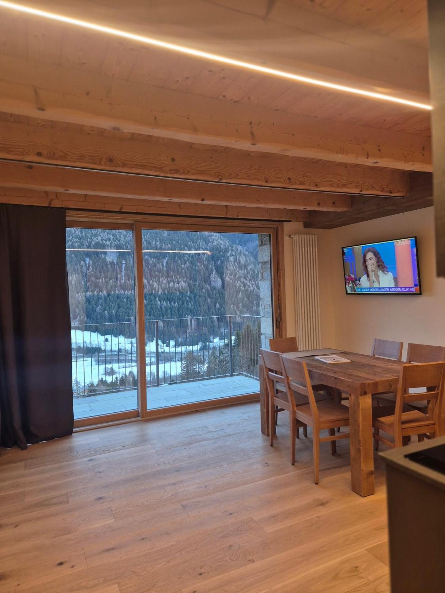 Two-Bedroom Apartment with Mountain View photo 2