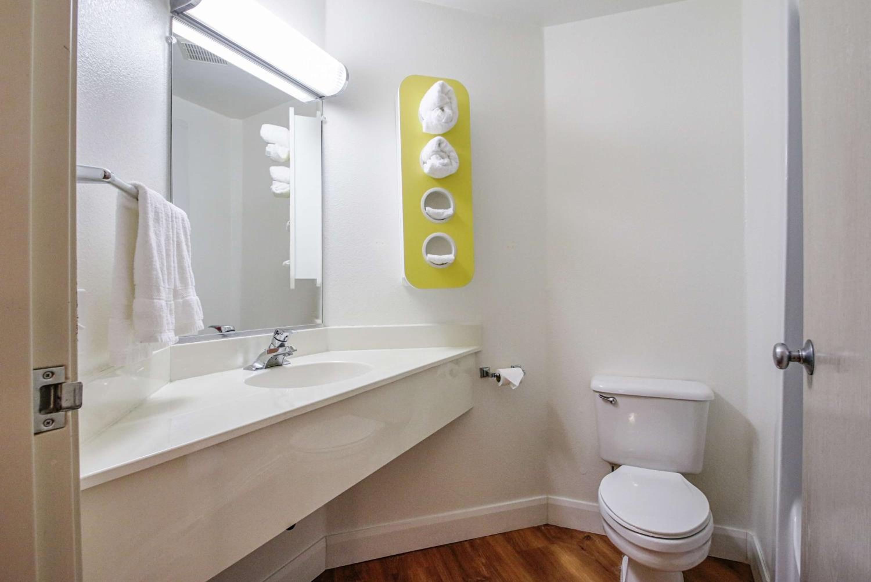 Queen Room - Non-Smoking - Photo 8