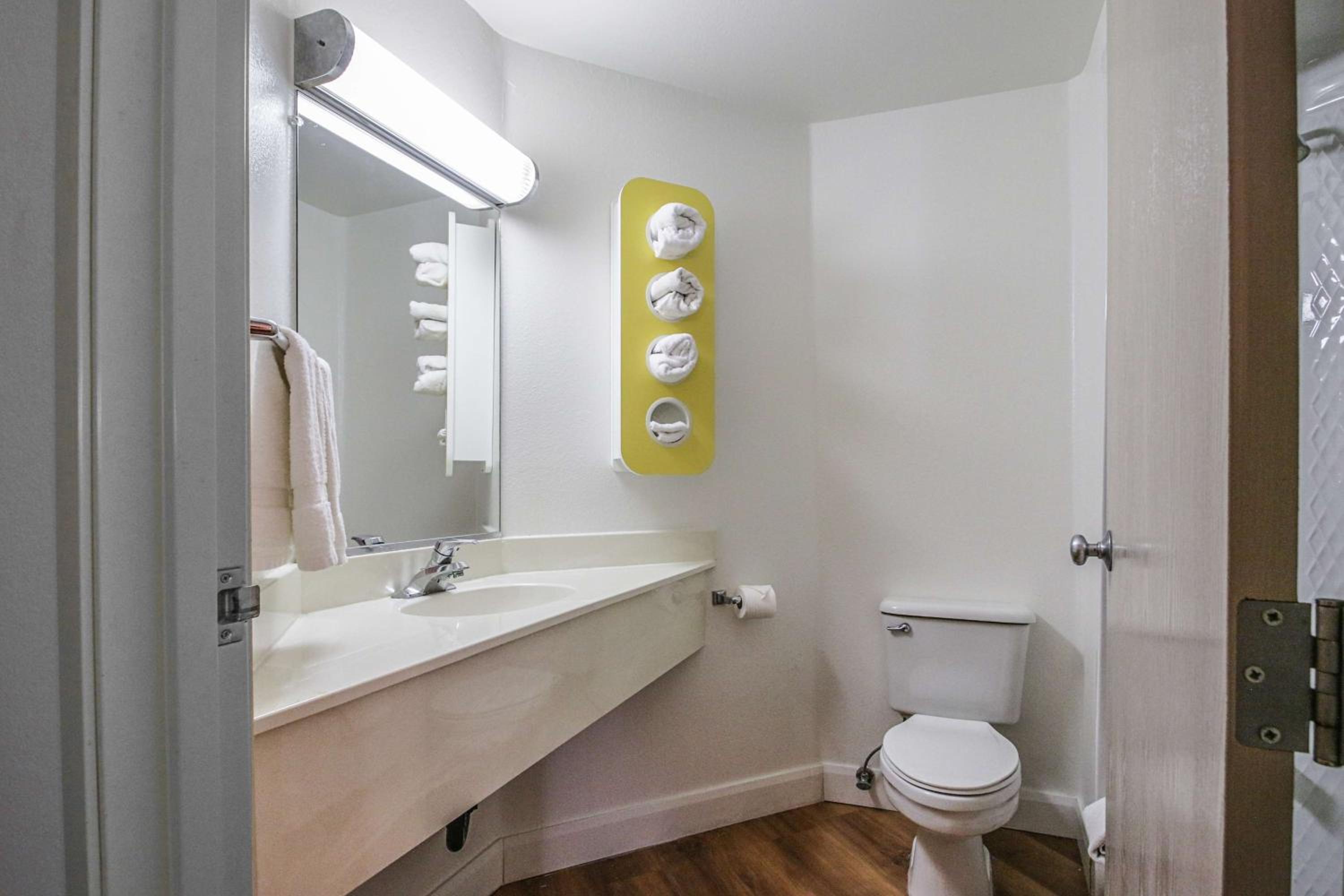 Queen Room - Disability Access - Roll in Shower - Photo 3