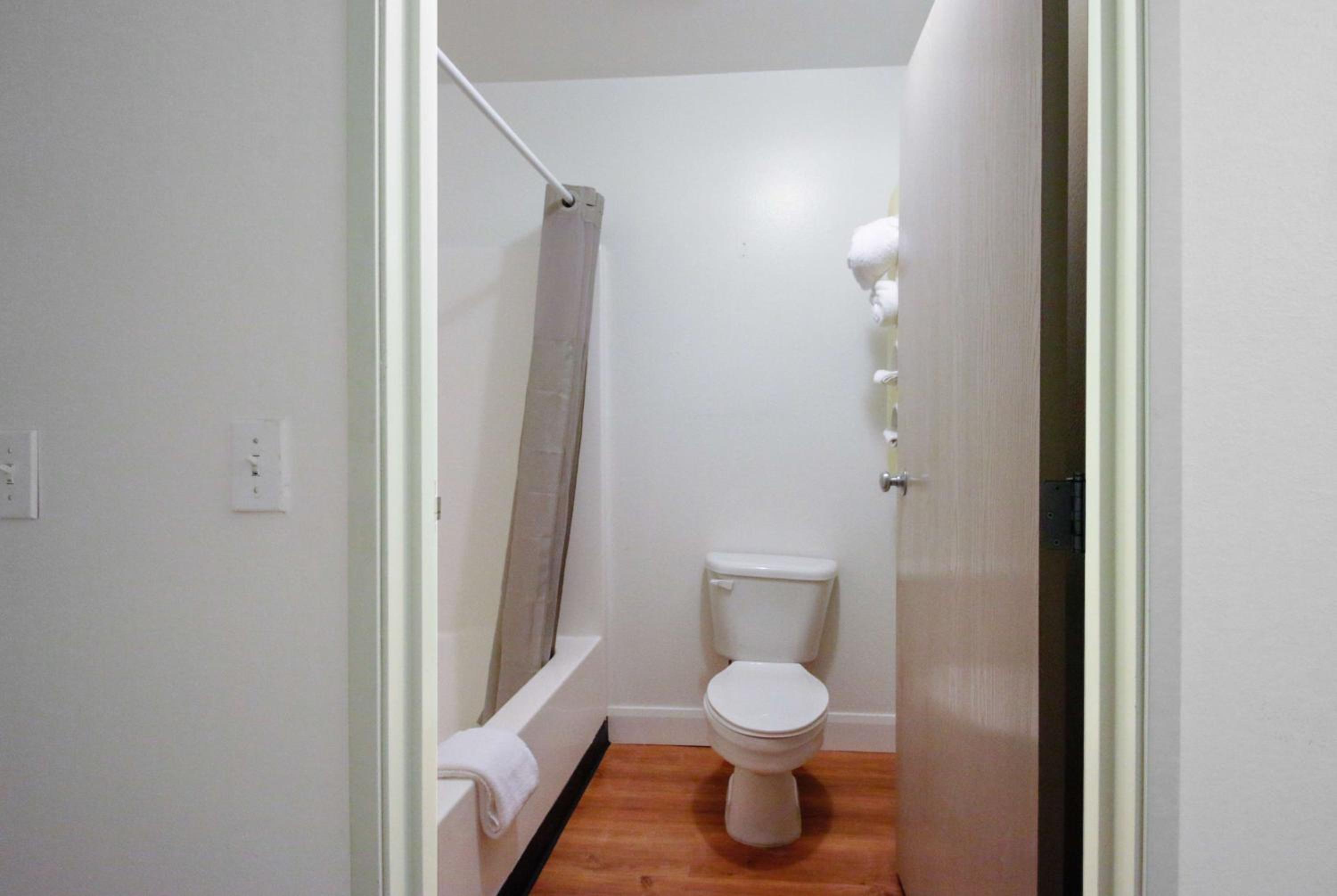Queen Room - Disability Access - Roll in Shower - Photo 2