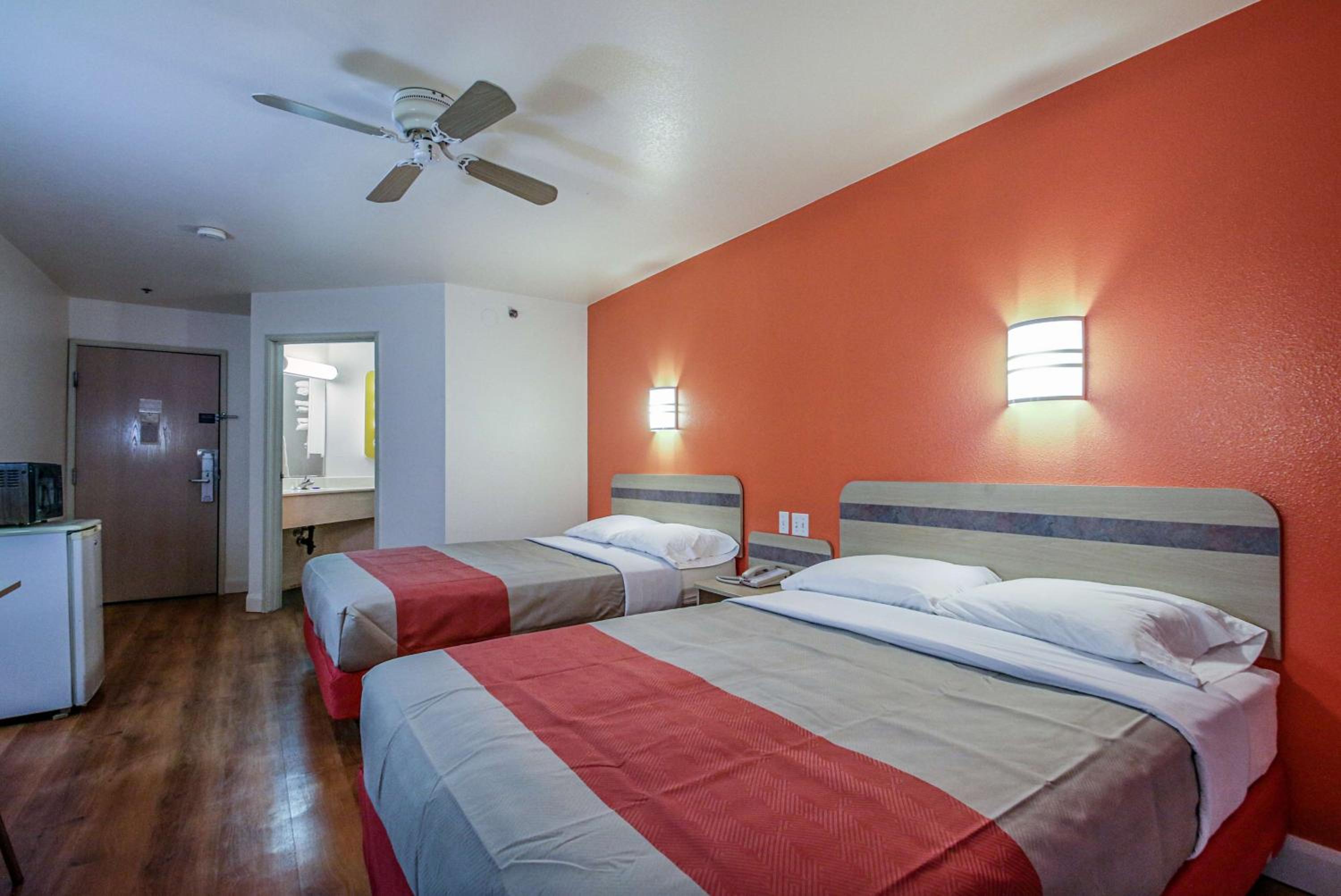 Queen Room with Two Queen Beds - Non-Smoking - Photo 2