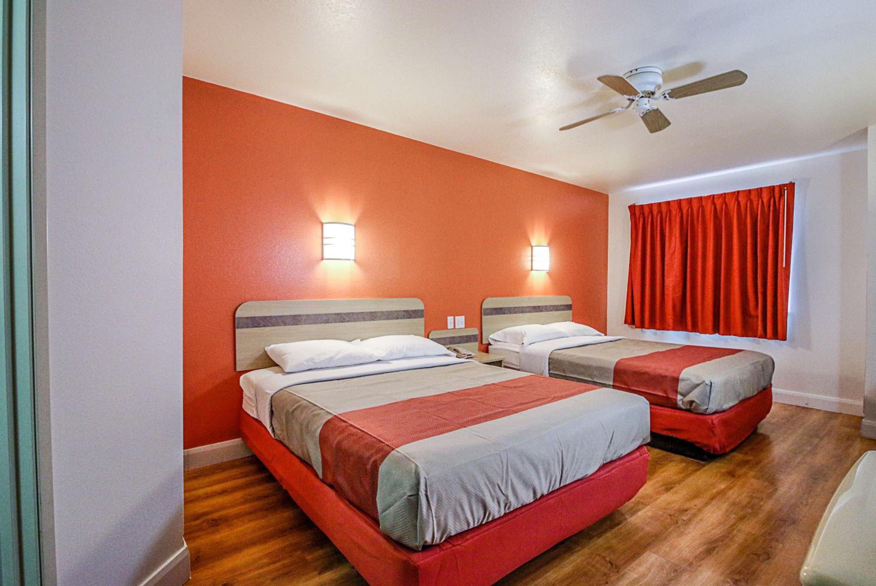 Queen Room with Two Queen Beds - Non-Smoking - Photo 3