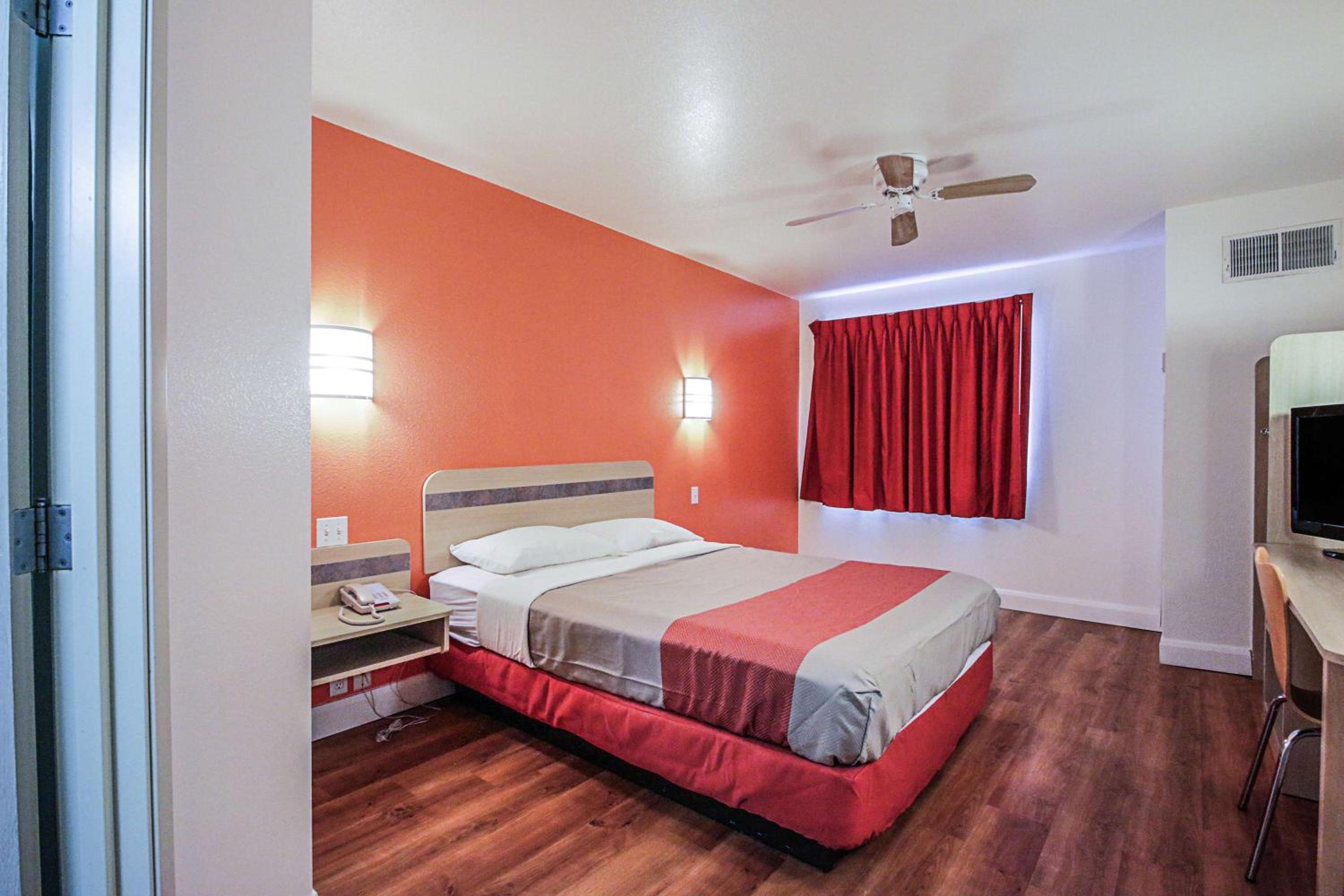 Queen Room - Non-Smoking - Photo 4