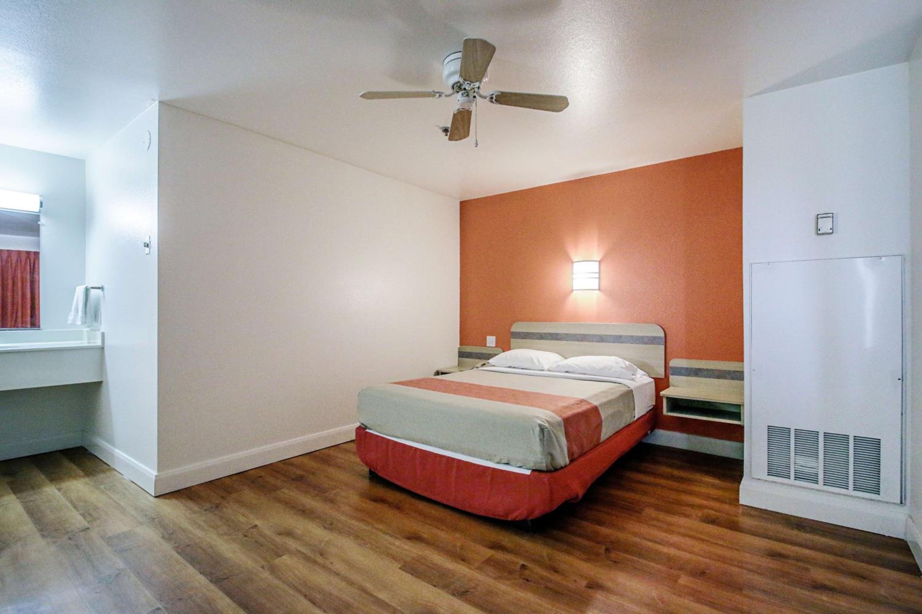 Queen Room - Non-Smoking - Photo 3