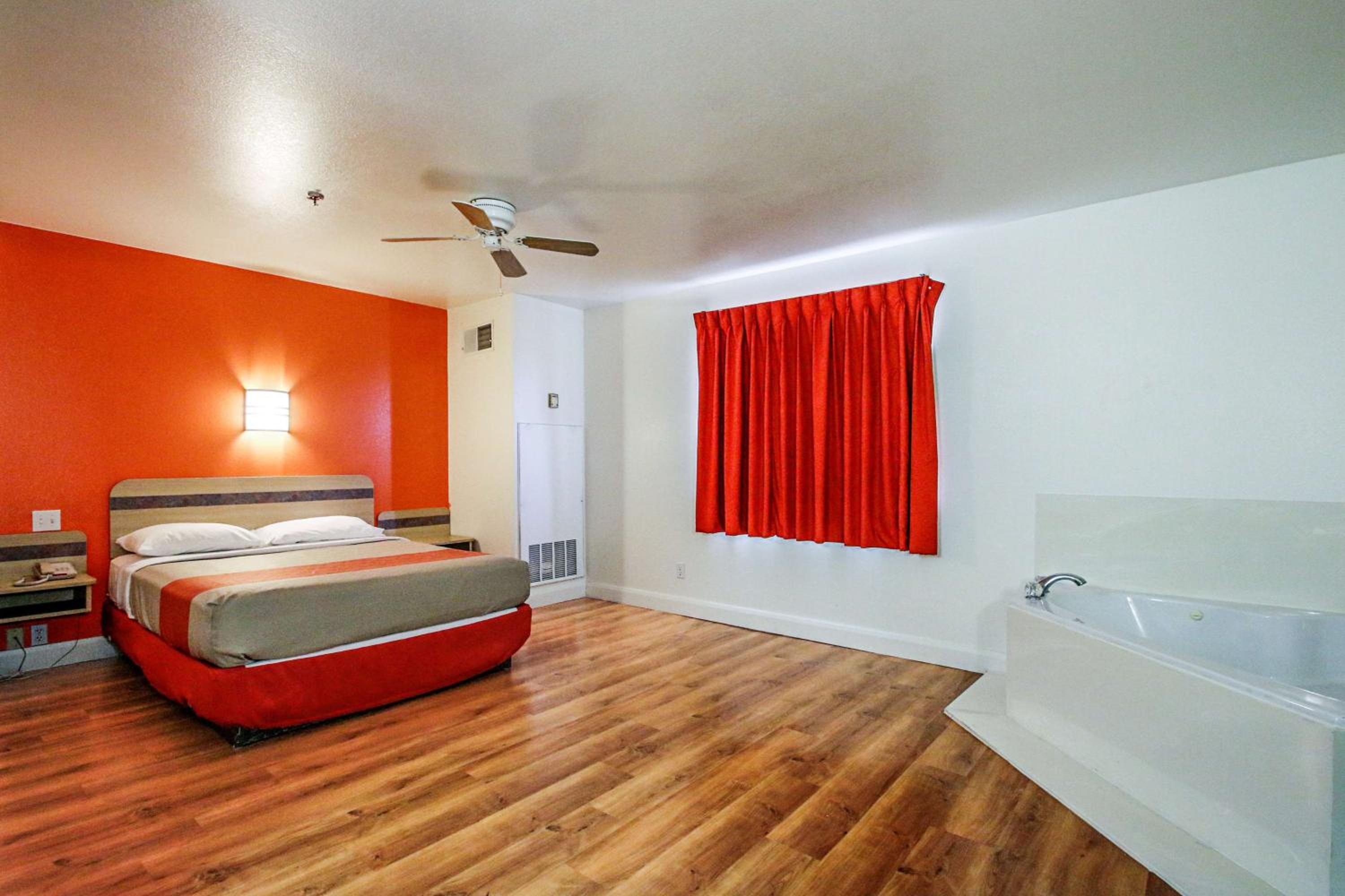 Queen Room - Non-Smoking - Photo 5