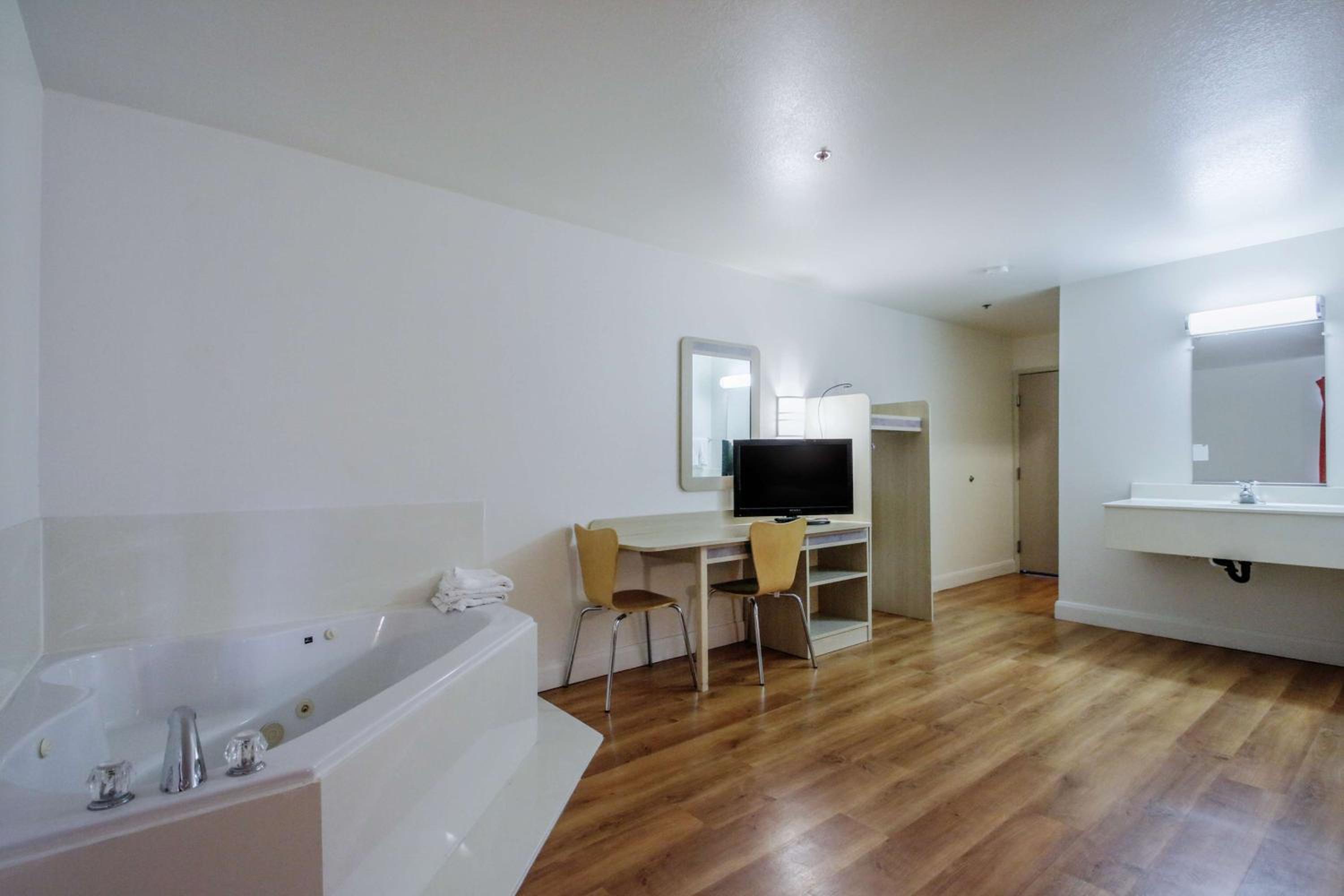 Queen Room - Non-Smoking - Photo 6