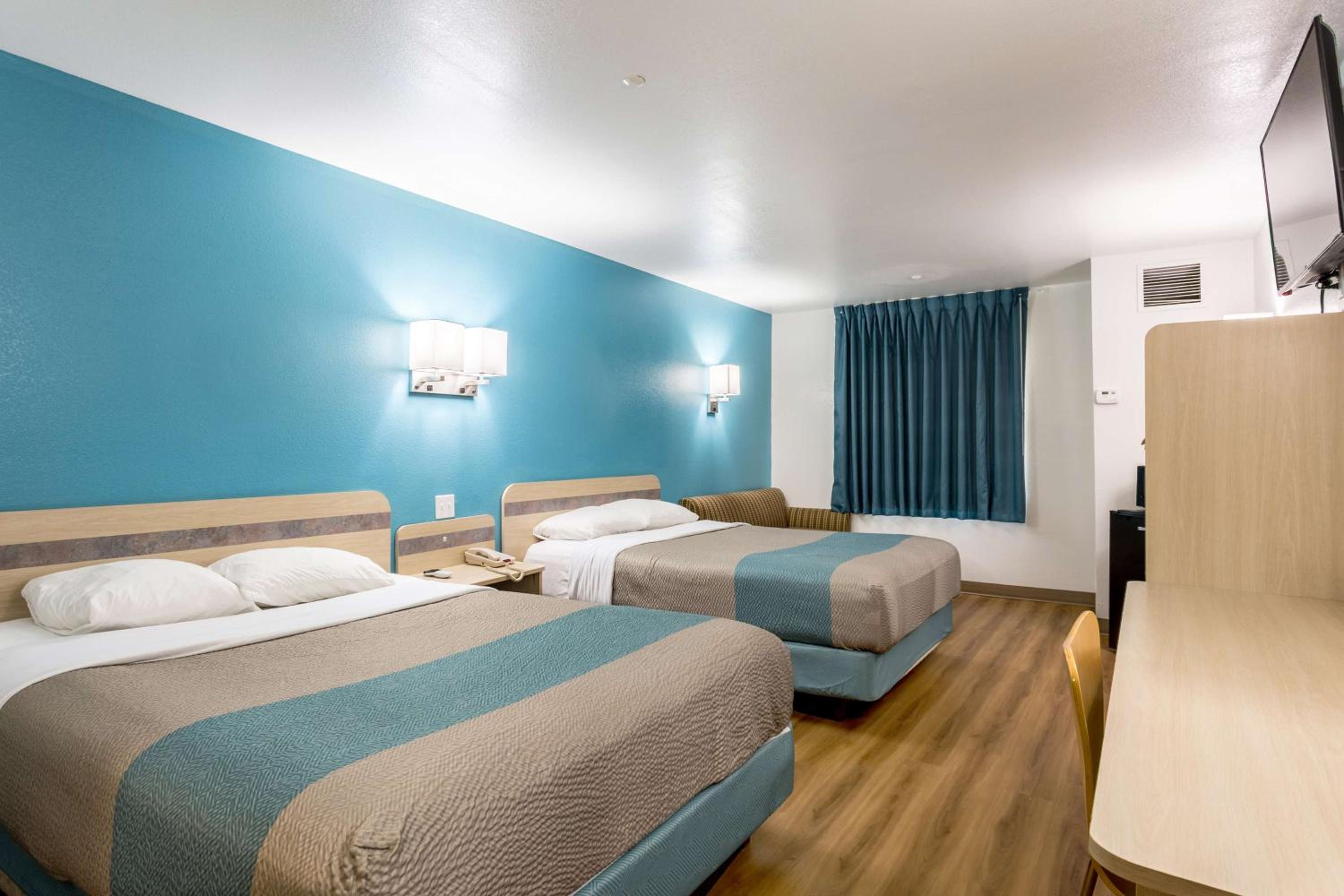 Queen Room with Two Queen Beds - Non-Smoking - Photo 1