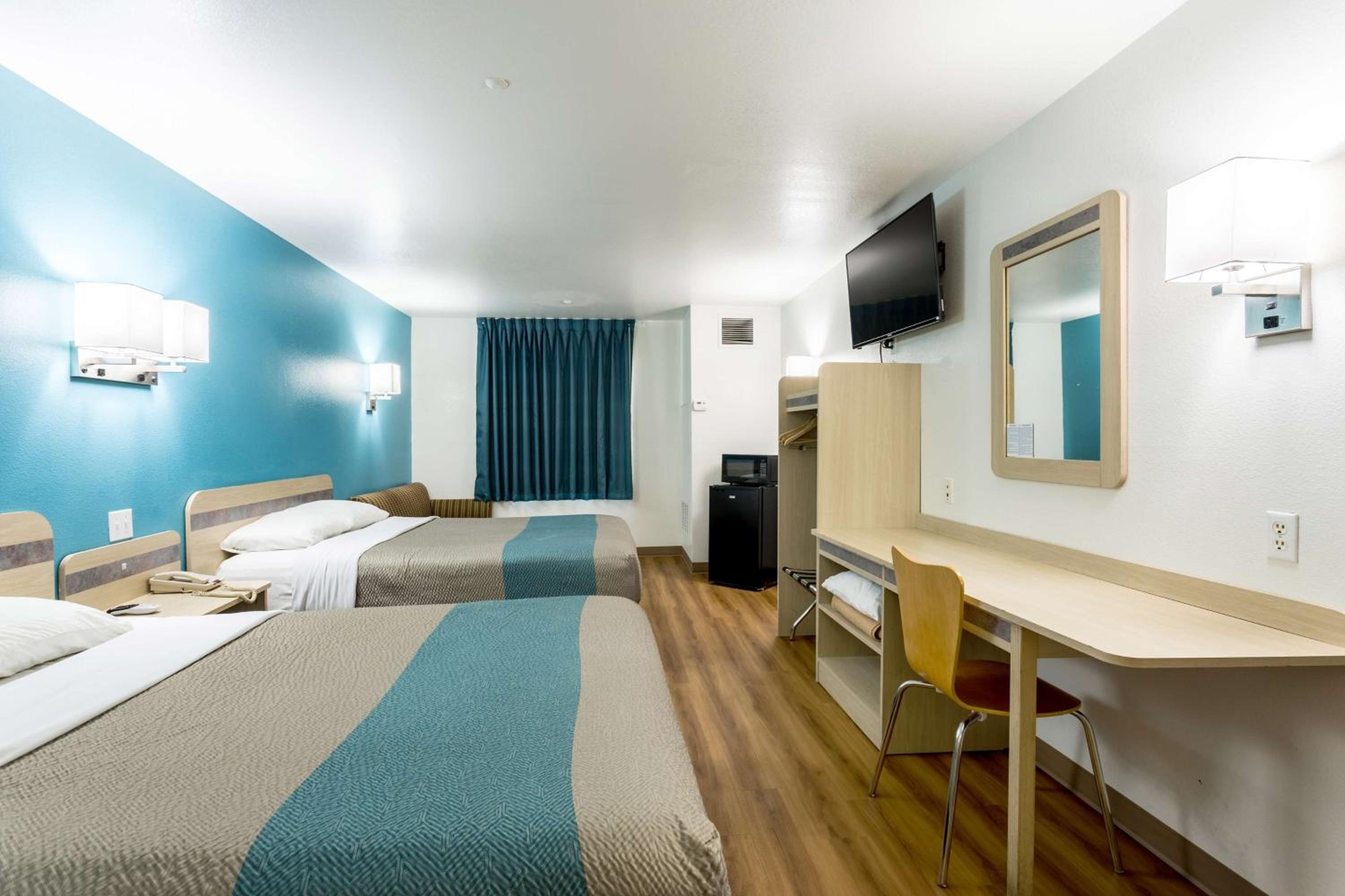 Queen Room with Two Queen Beds - Non-Smoking - Photo 4