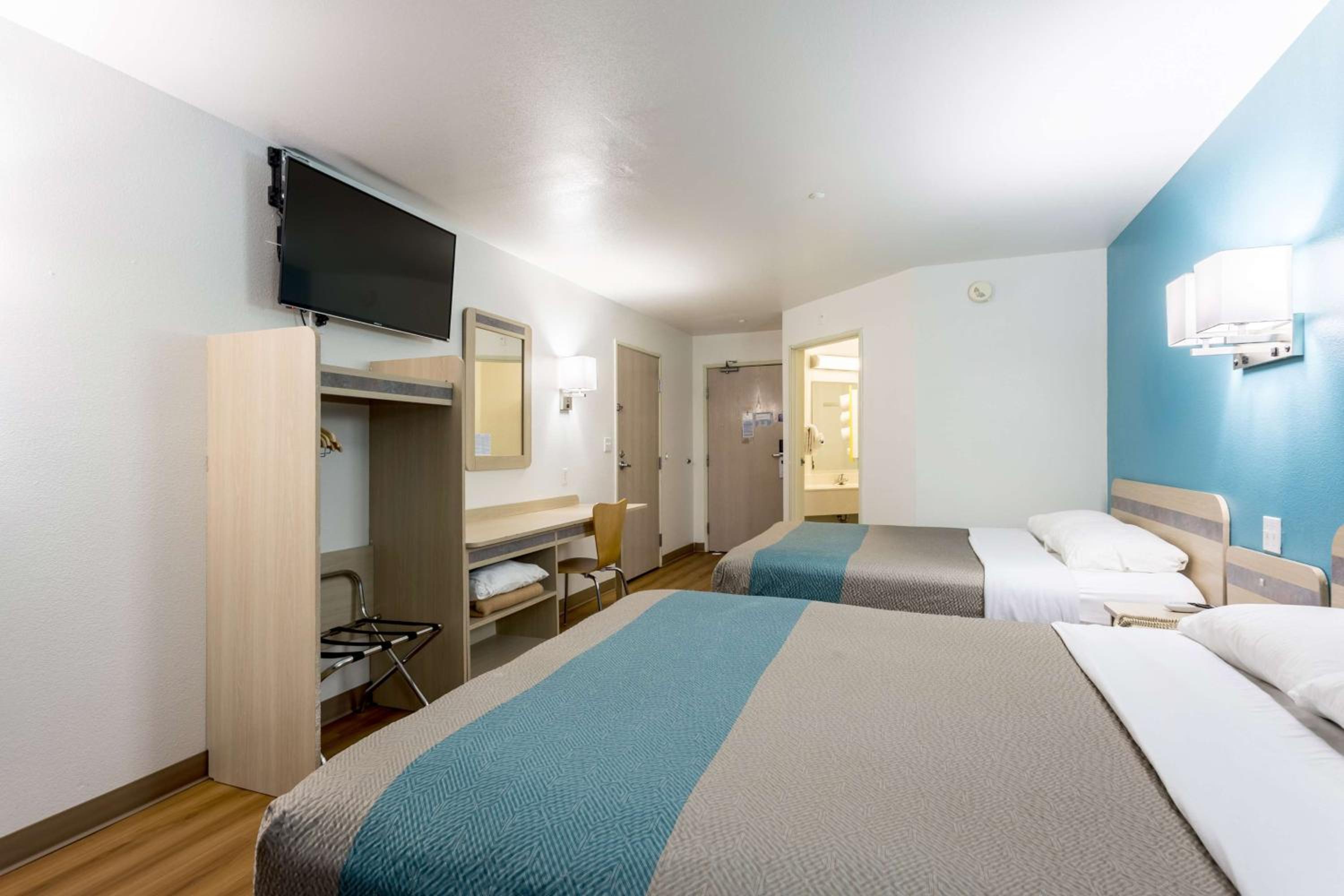 Queen Room with Two Queen Beds - Non-Smoking - Photo 5