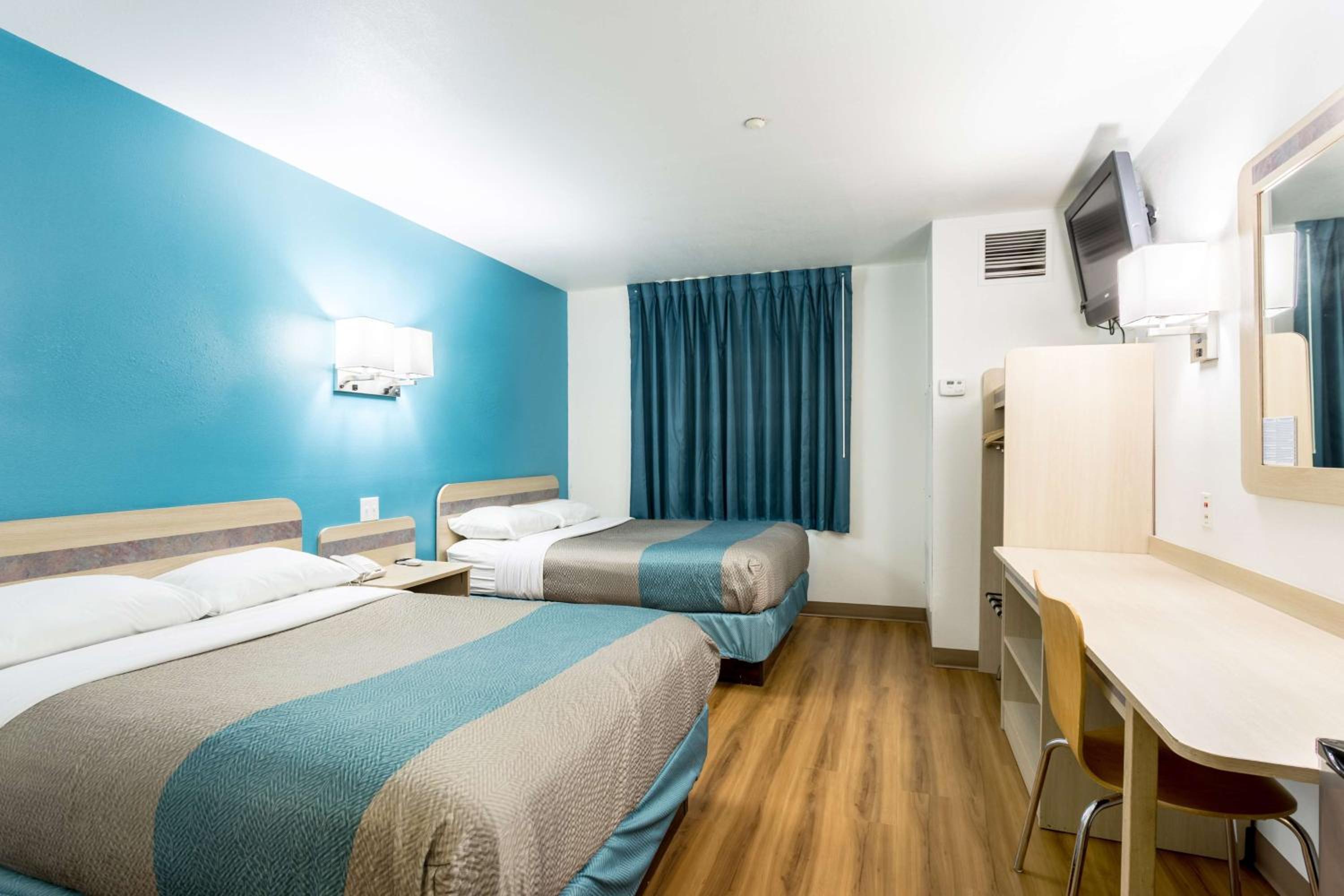 Quadruple Room - Non-Smoking - Photo 1