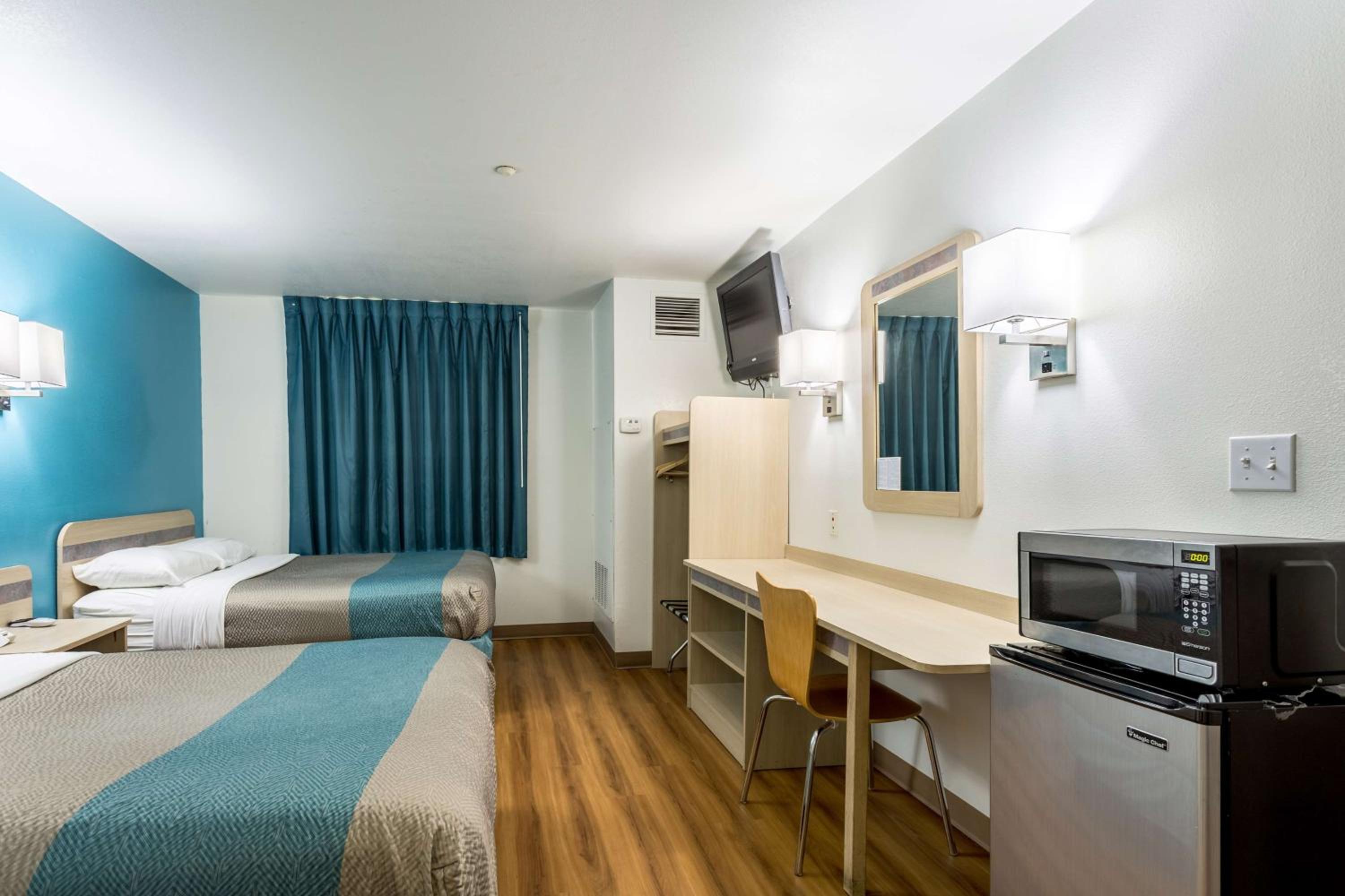 Quadruple Room - Non-Smoking - Photo 2
