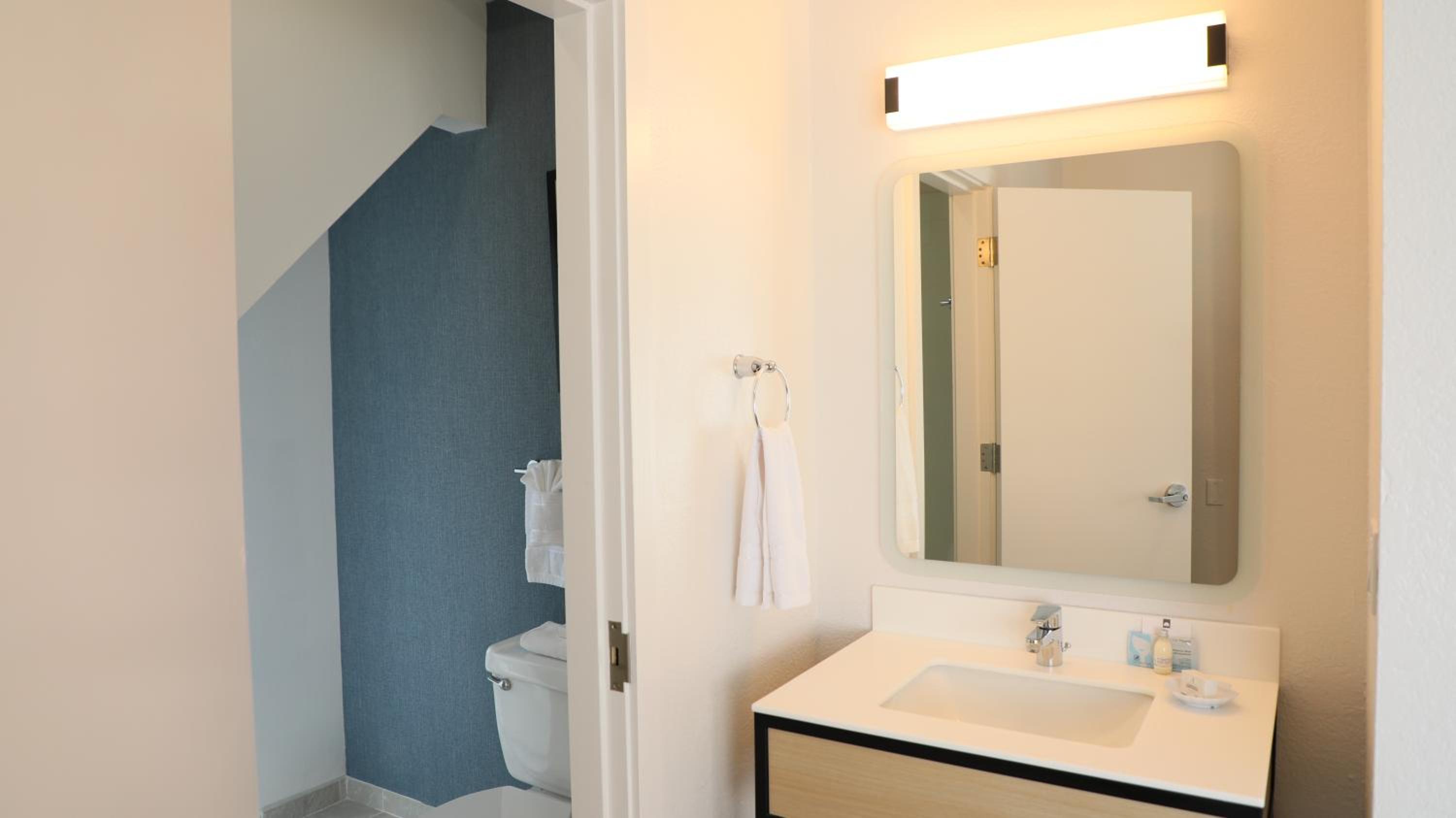 Renovated Deluxe Queen Room photo 3