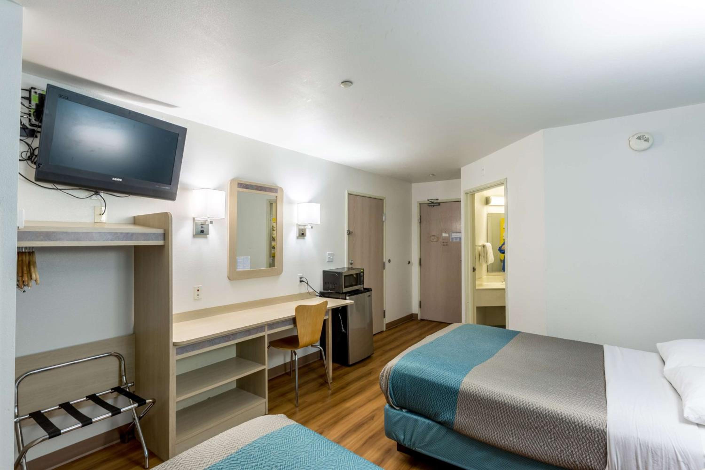 Quadruple Room - Non-Smoking - Photo 7