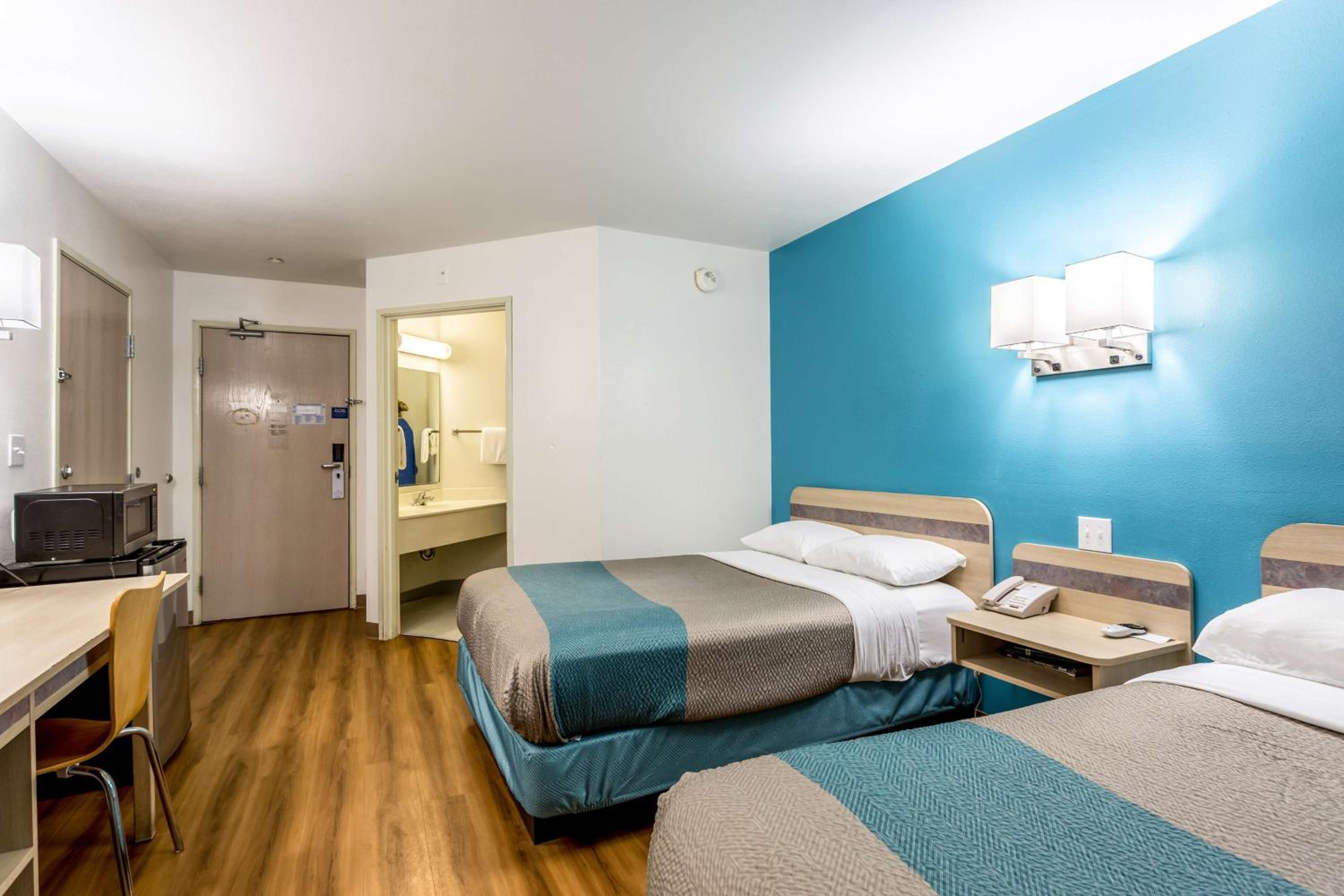 Quadruple Room - Non-Smoking - Photo 6