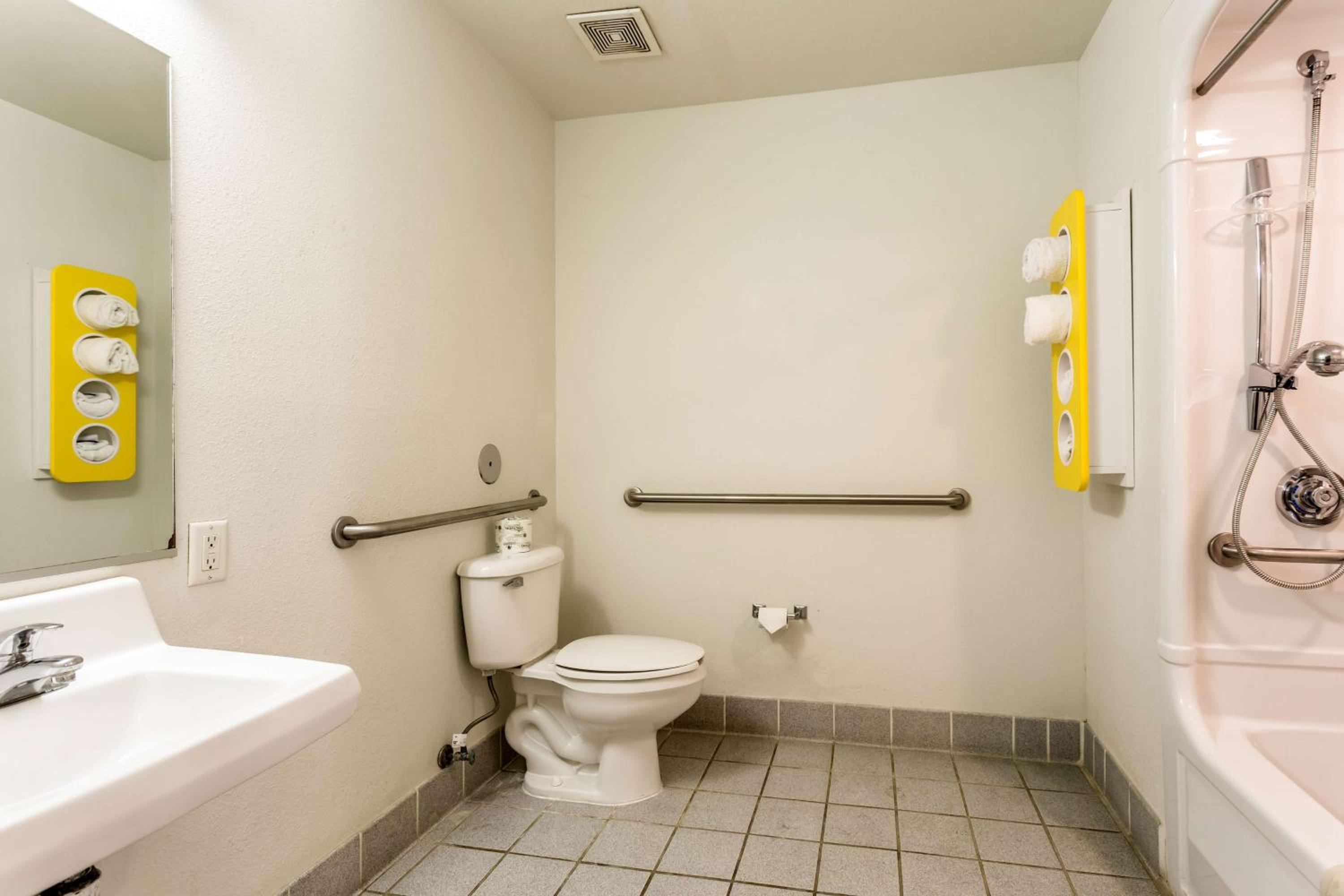 Queen Room - Disability Access - Non-Smoking - Photo 5