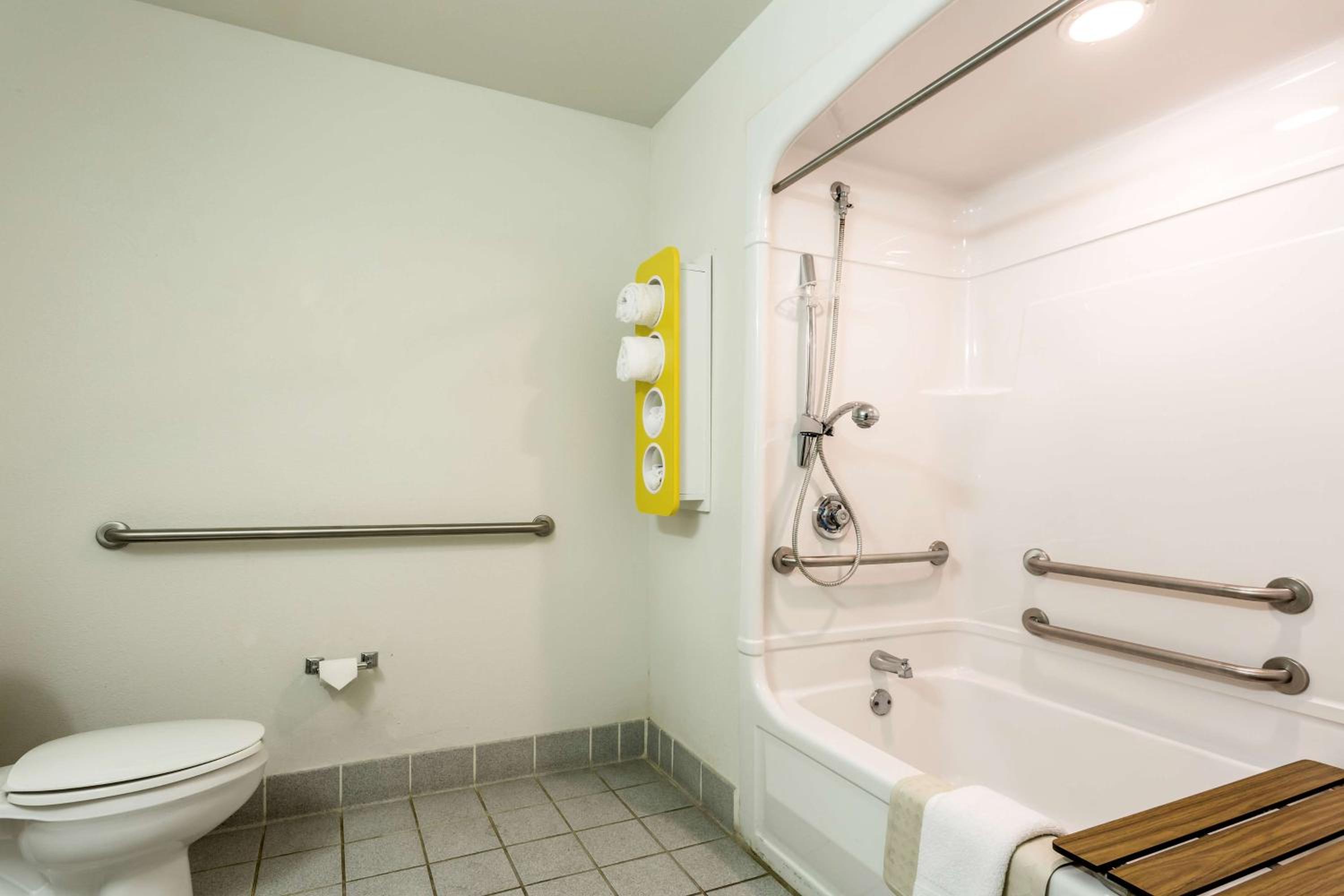 Queen Room - Disability Access - Non-Smoking - Photo 2