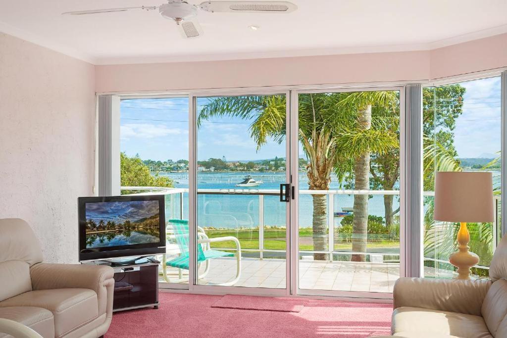 One-Bedroom Apartment with Lake View photo 1