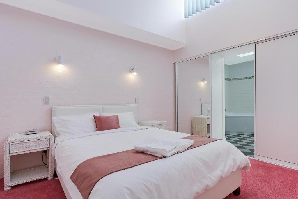 One-Bedroom Apartment with Lake View photo 2