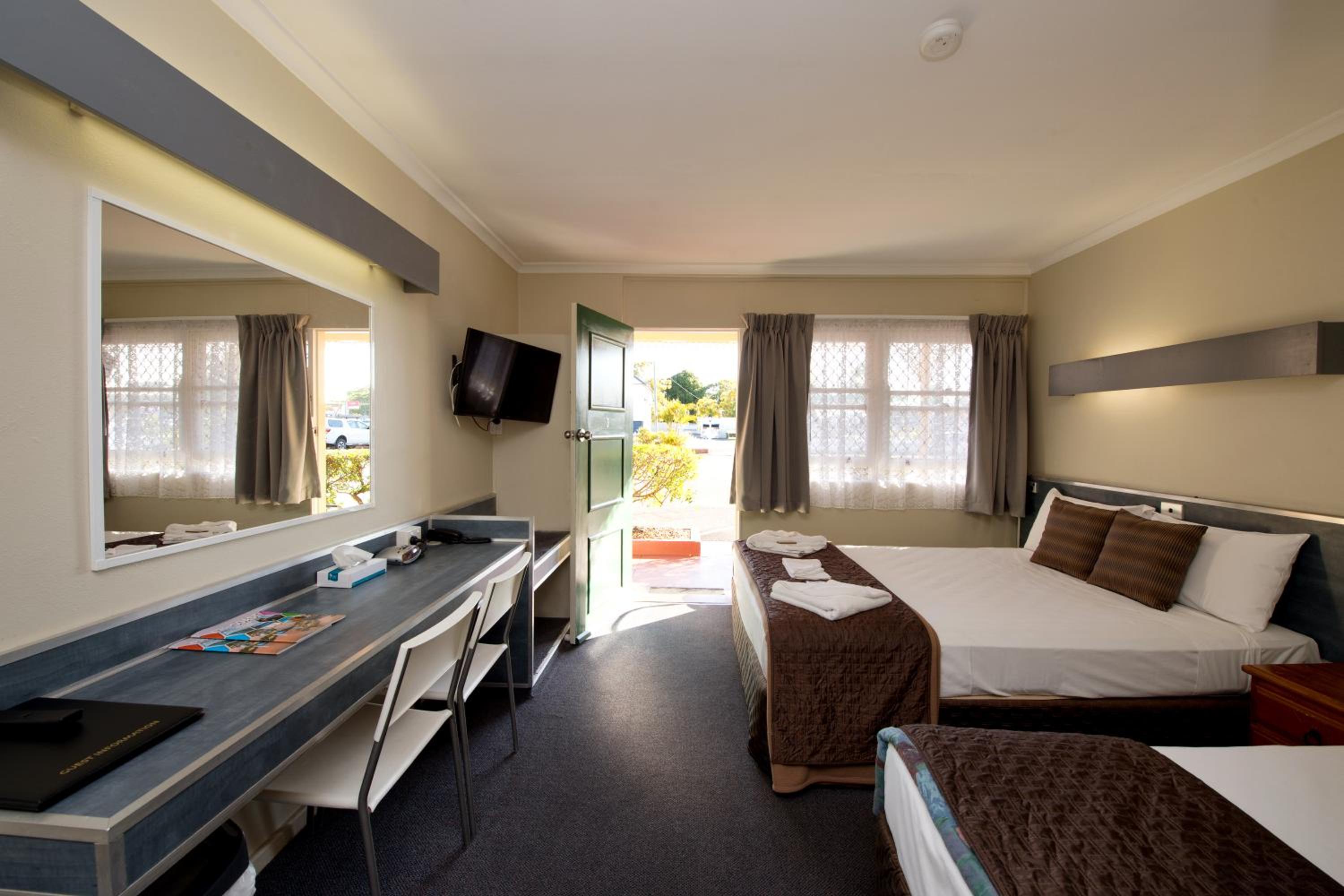 Standard King Room photo 3