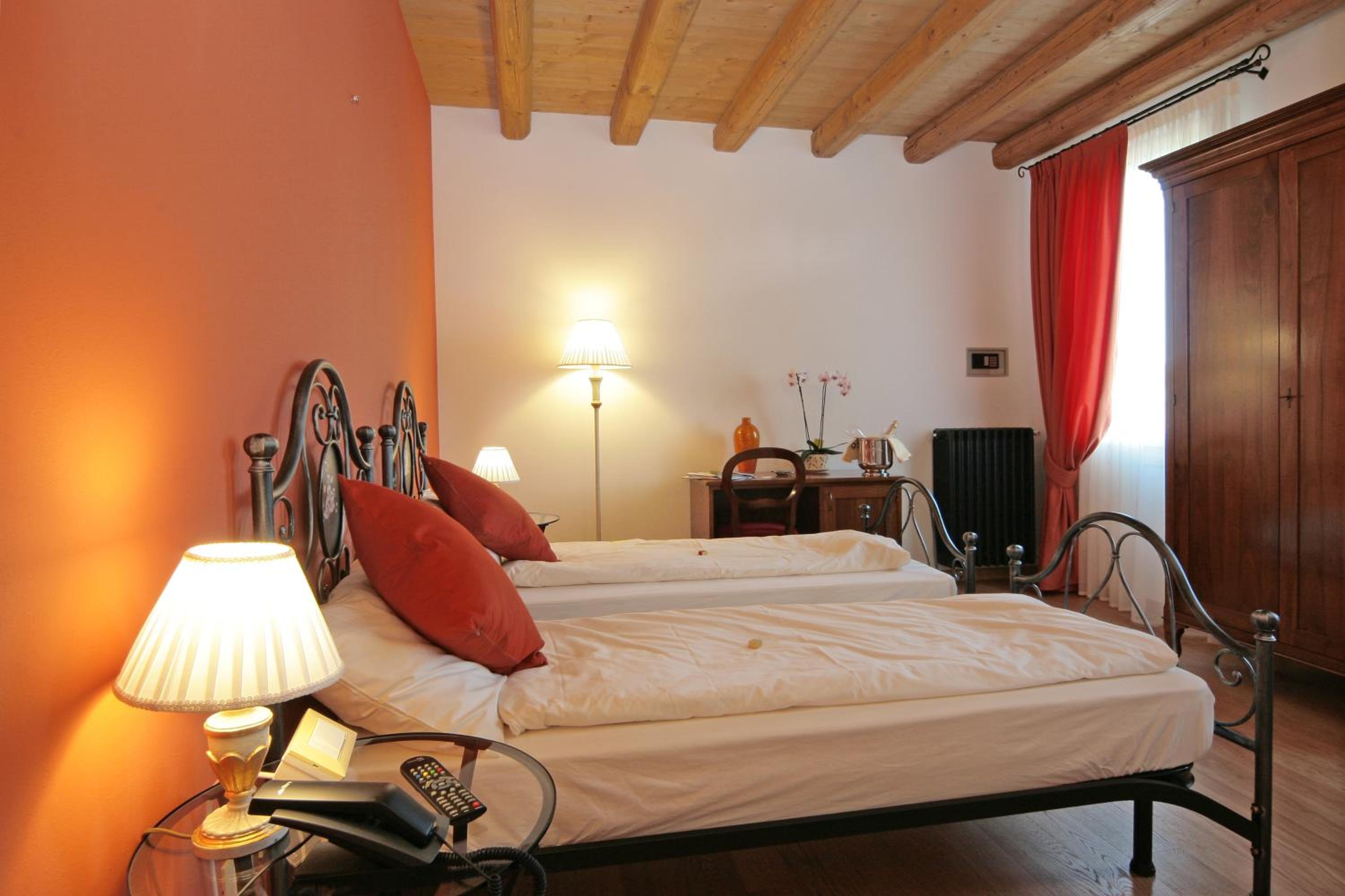 Double or Twin Room - Photo 9