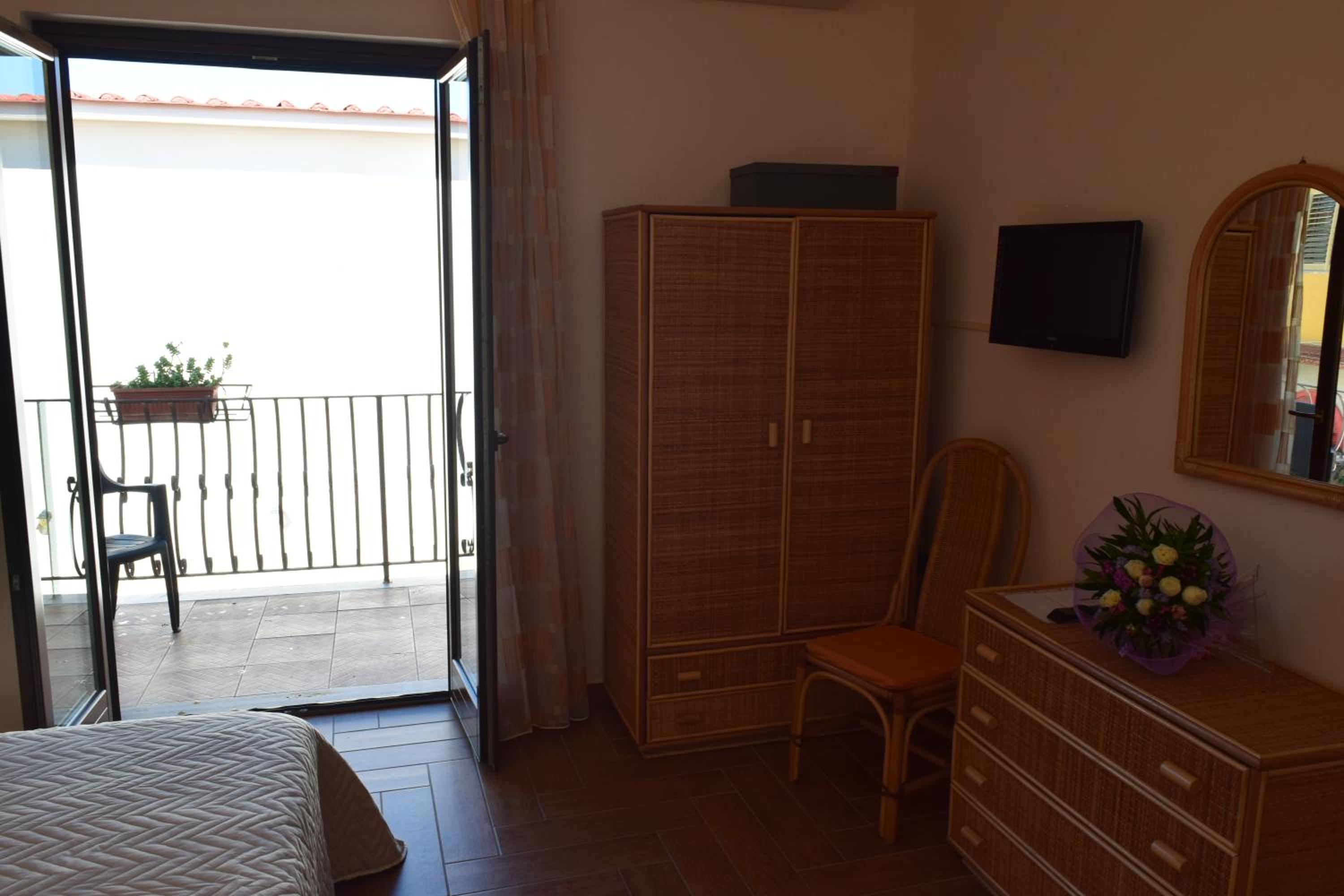 Double Room - Photo 3