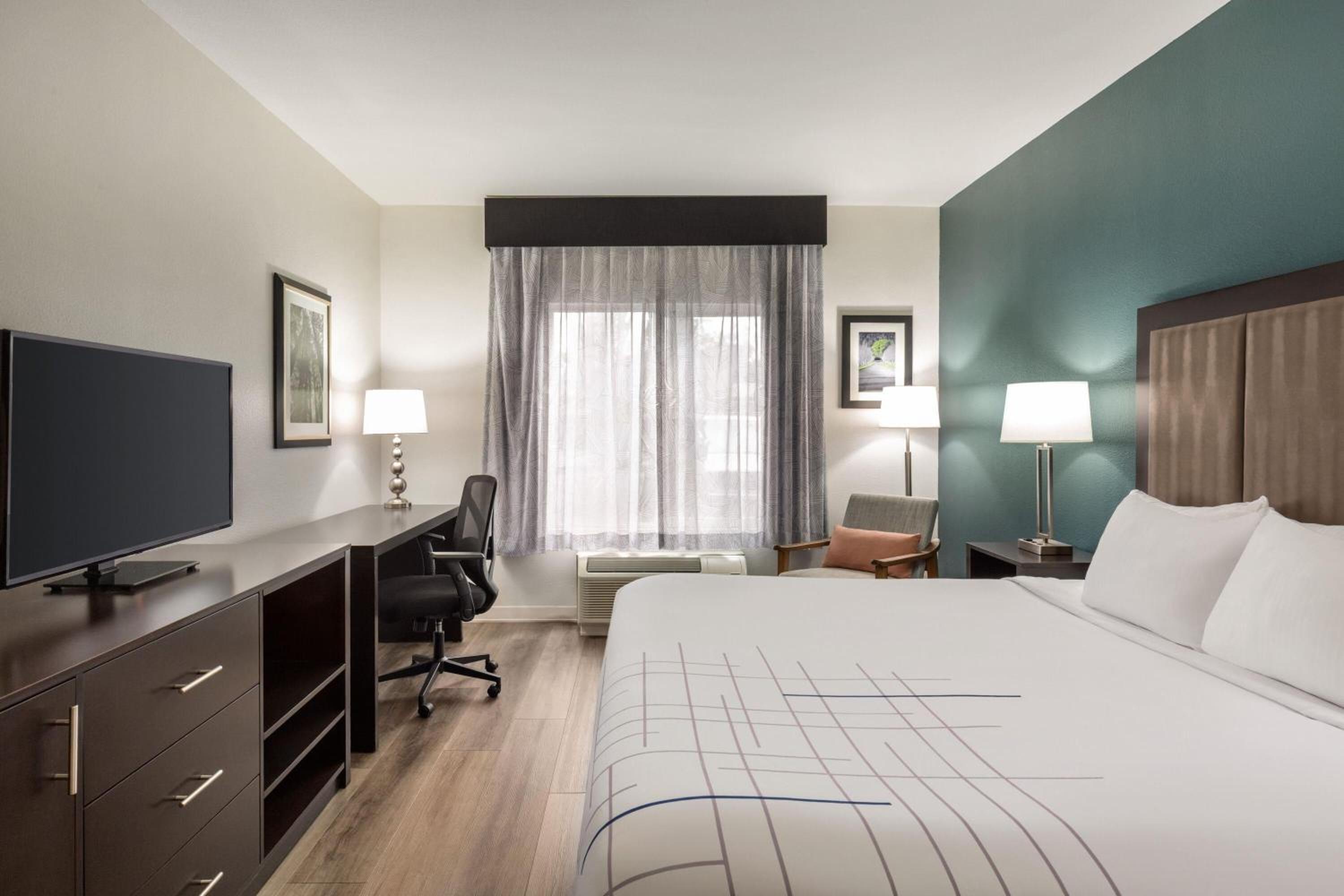 Queen Room with Two Queen Beds and Bath Tub - Mobility/Hearing Accessible - Non-Smoking - Photo 1
