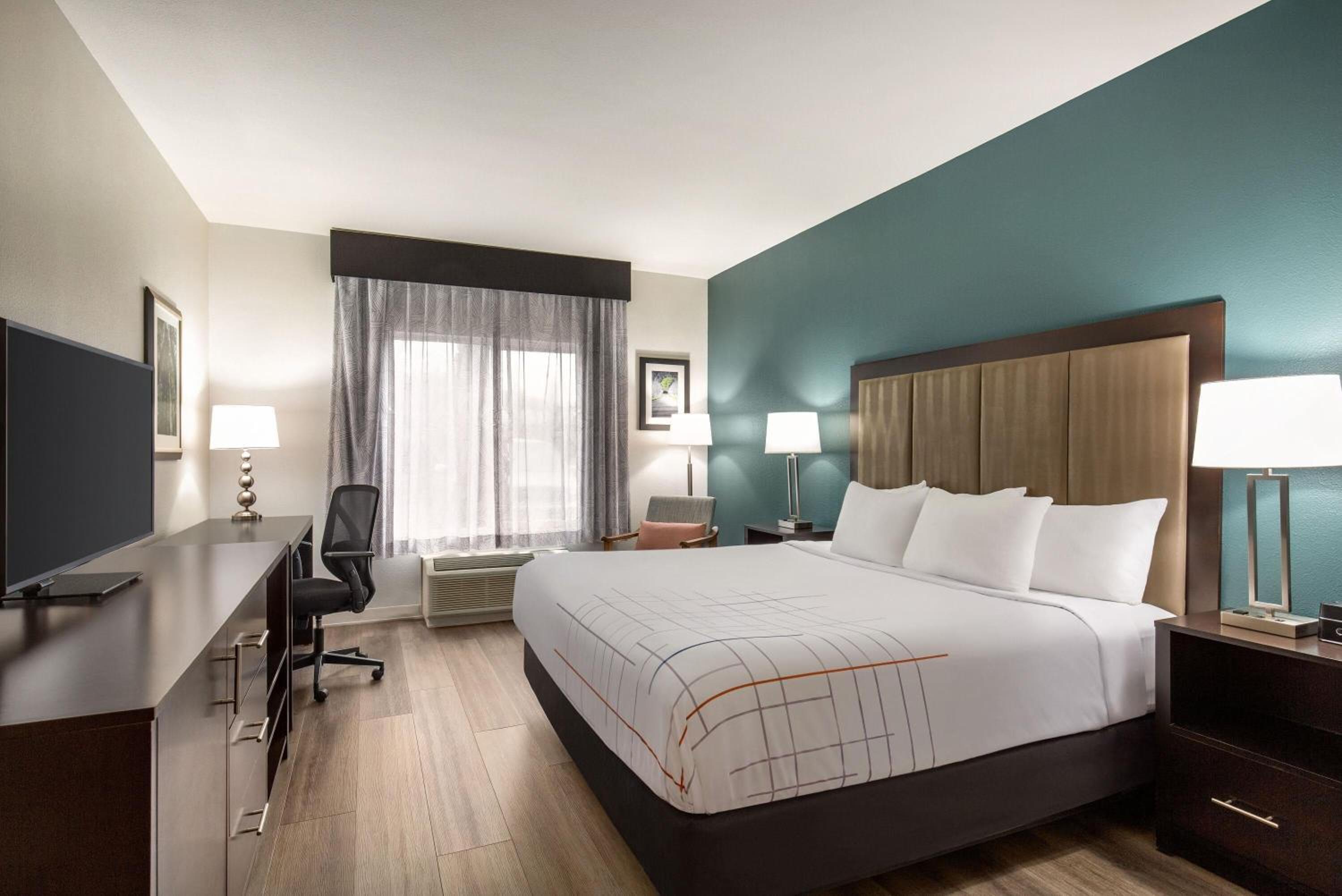 Queen Room with Two Queen Beds and Bath Tub - Mobility/Hearing Accessible - Non-Smoking - Photo 3