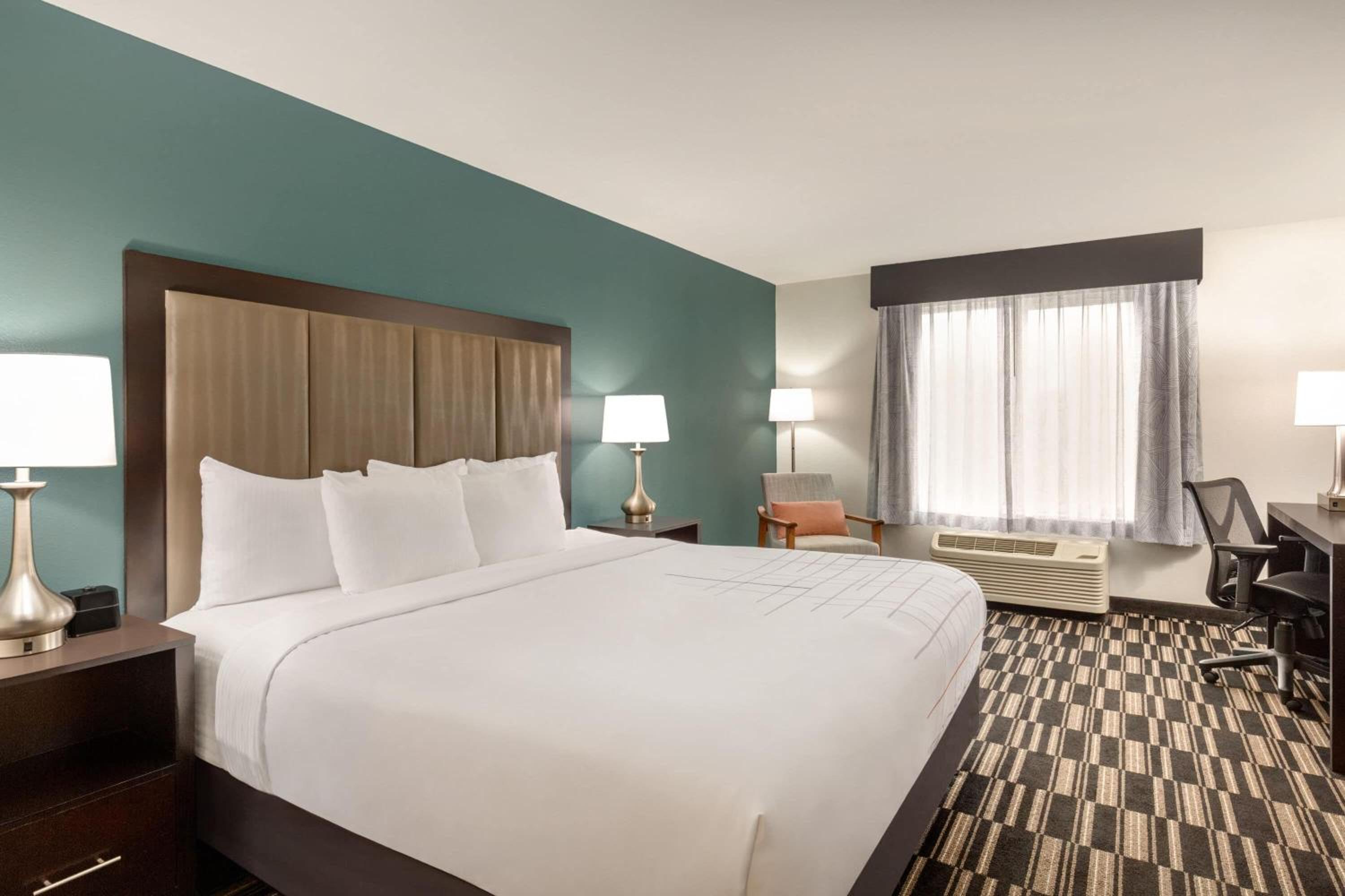 King Room - Non-Smoking - Photo 2