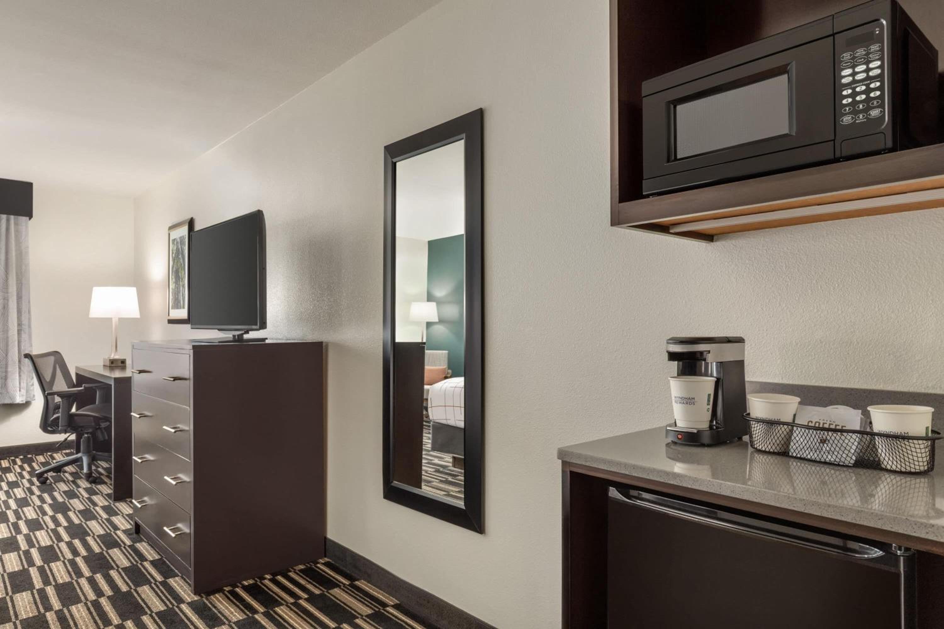King Room - Non-Smoking - Photo 3