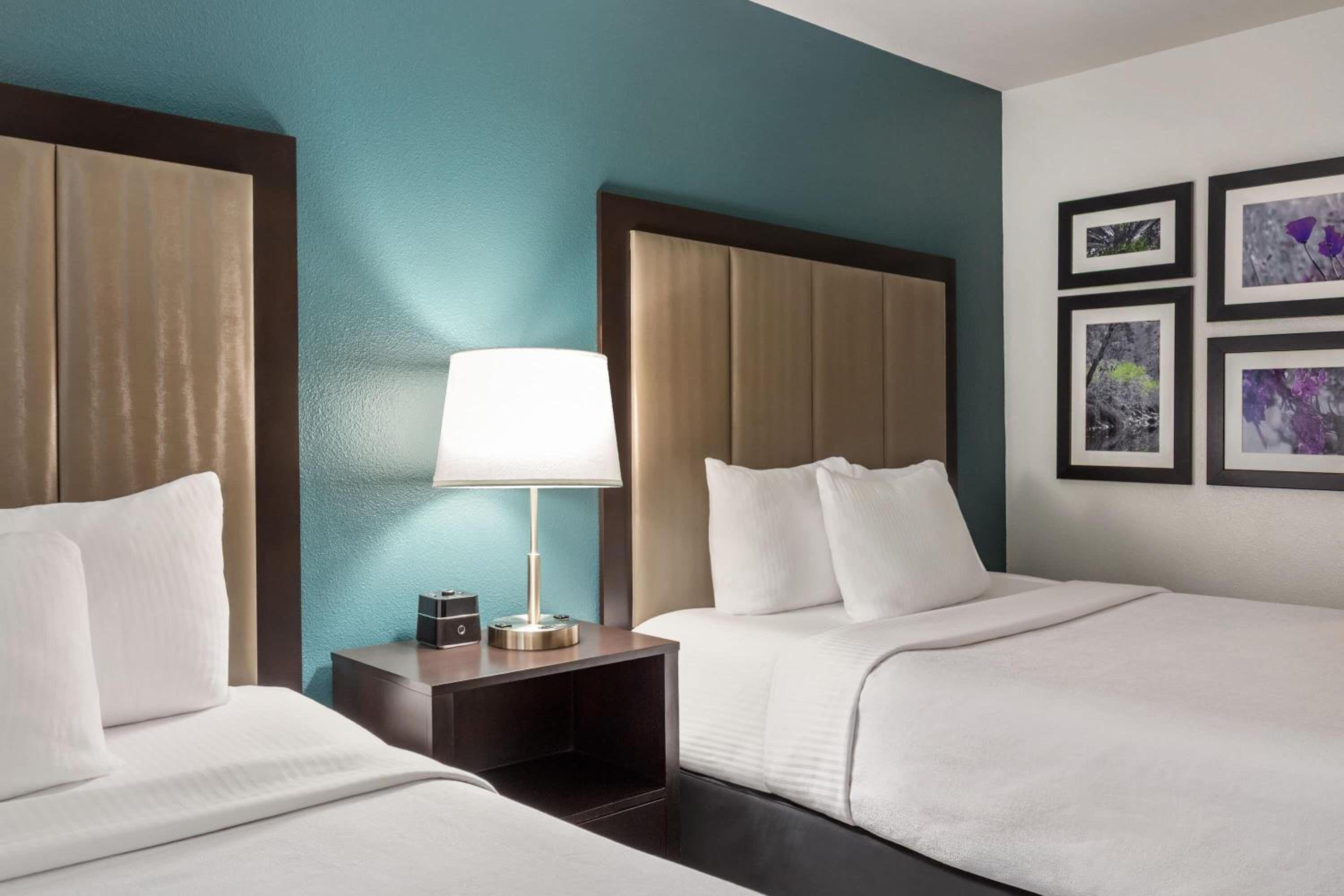 Queen Room with Two Queen Beds - Non-Smoking - Photo 2