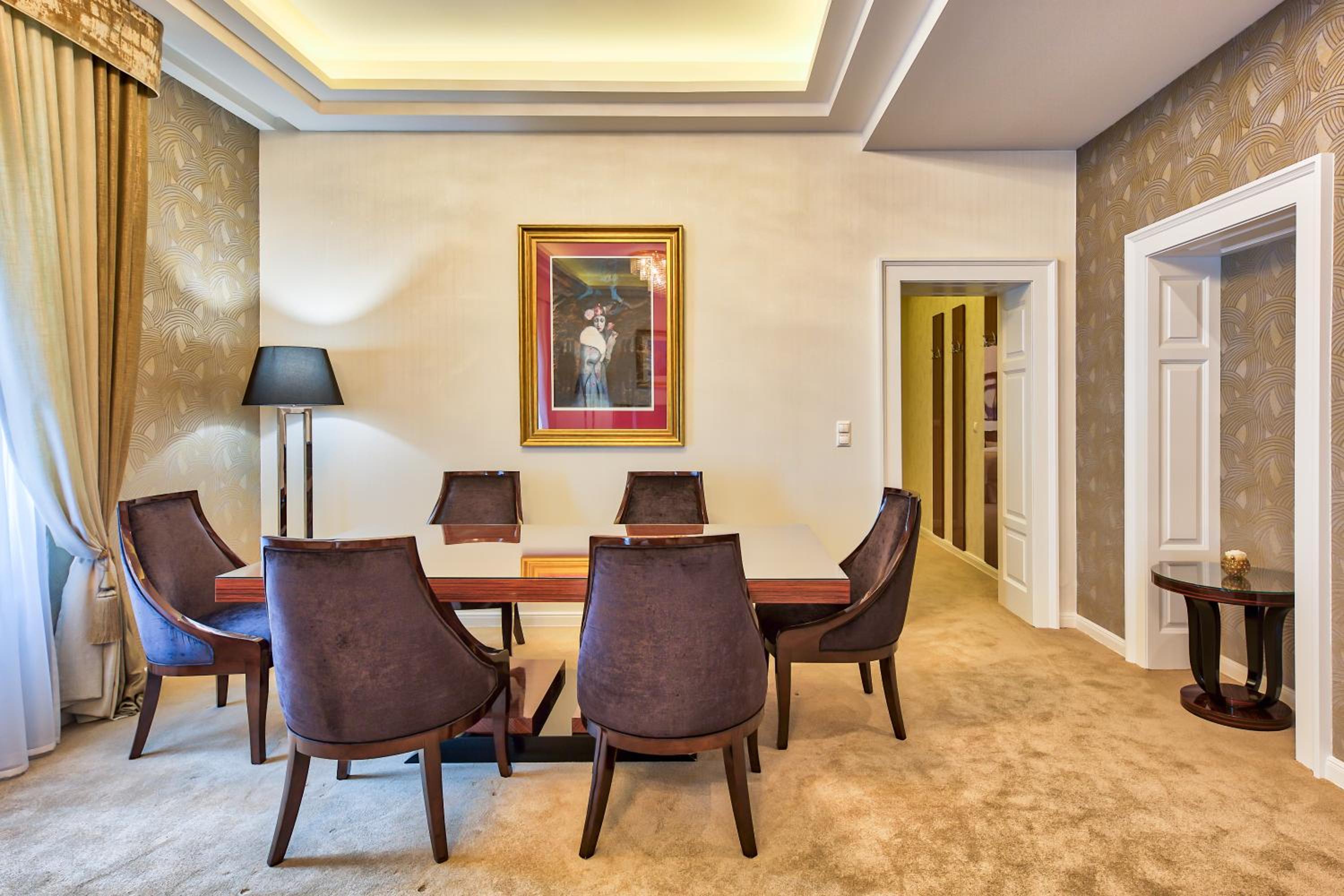 Two-Bedroom Deluxe Apartment with Balcony photo 2