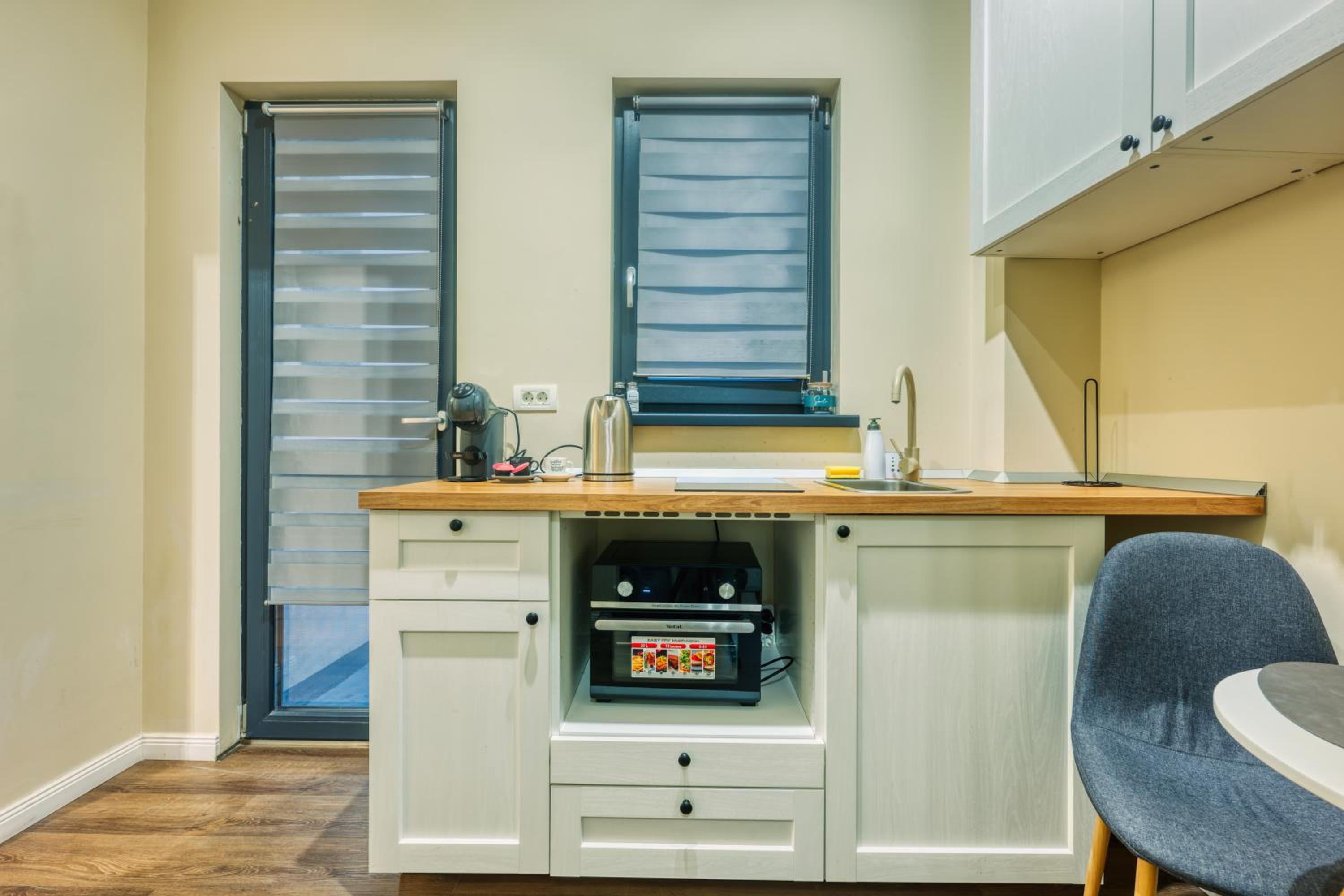 Deluxe One-Bedroom Apartment