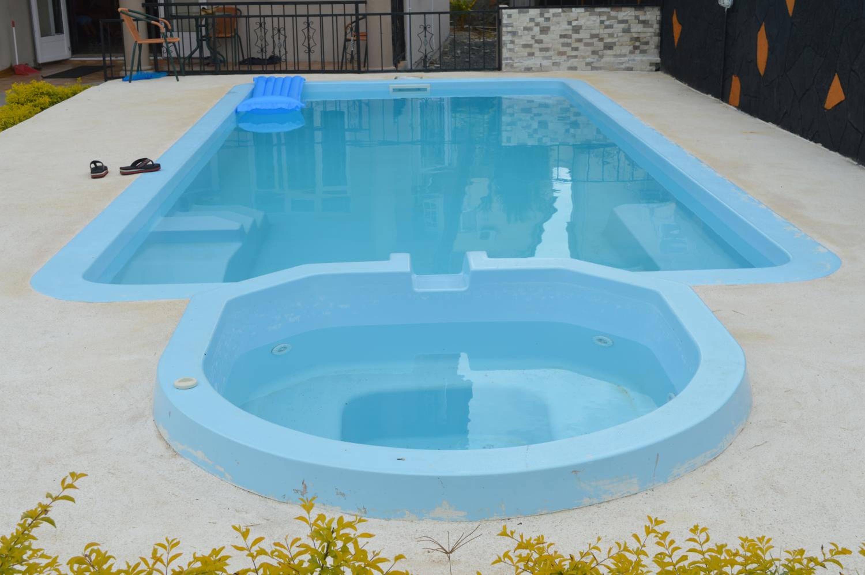 Apartment with Pool View