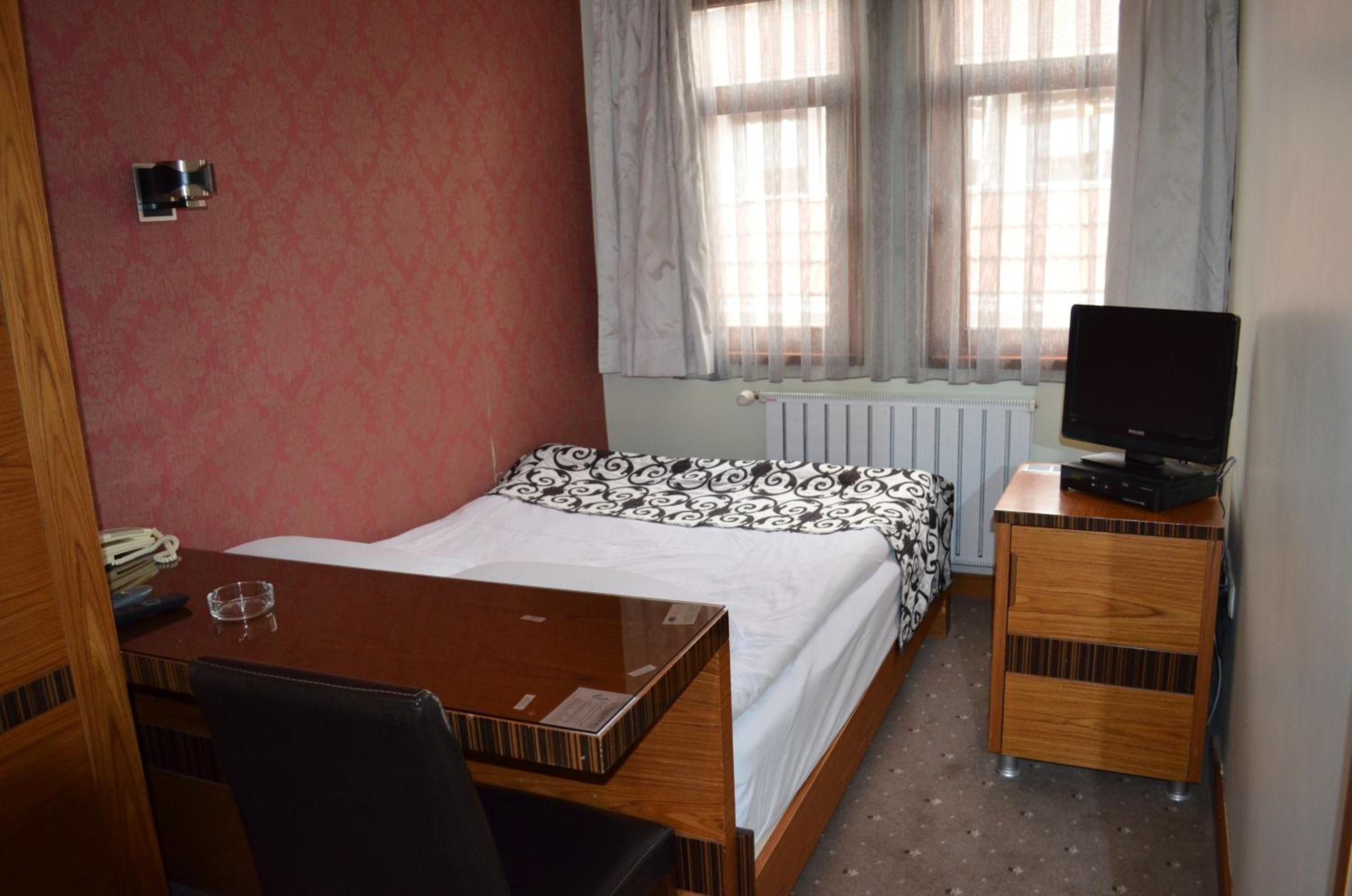 Standard Double Room - Photo 12