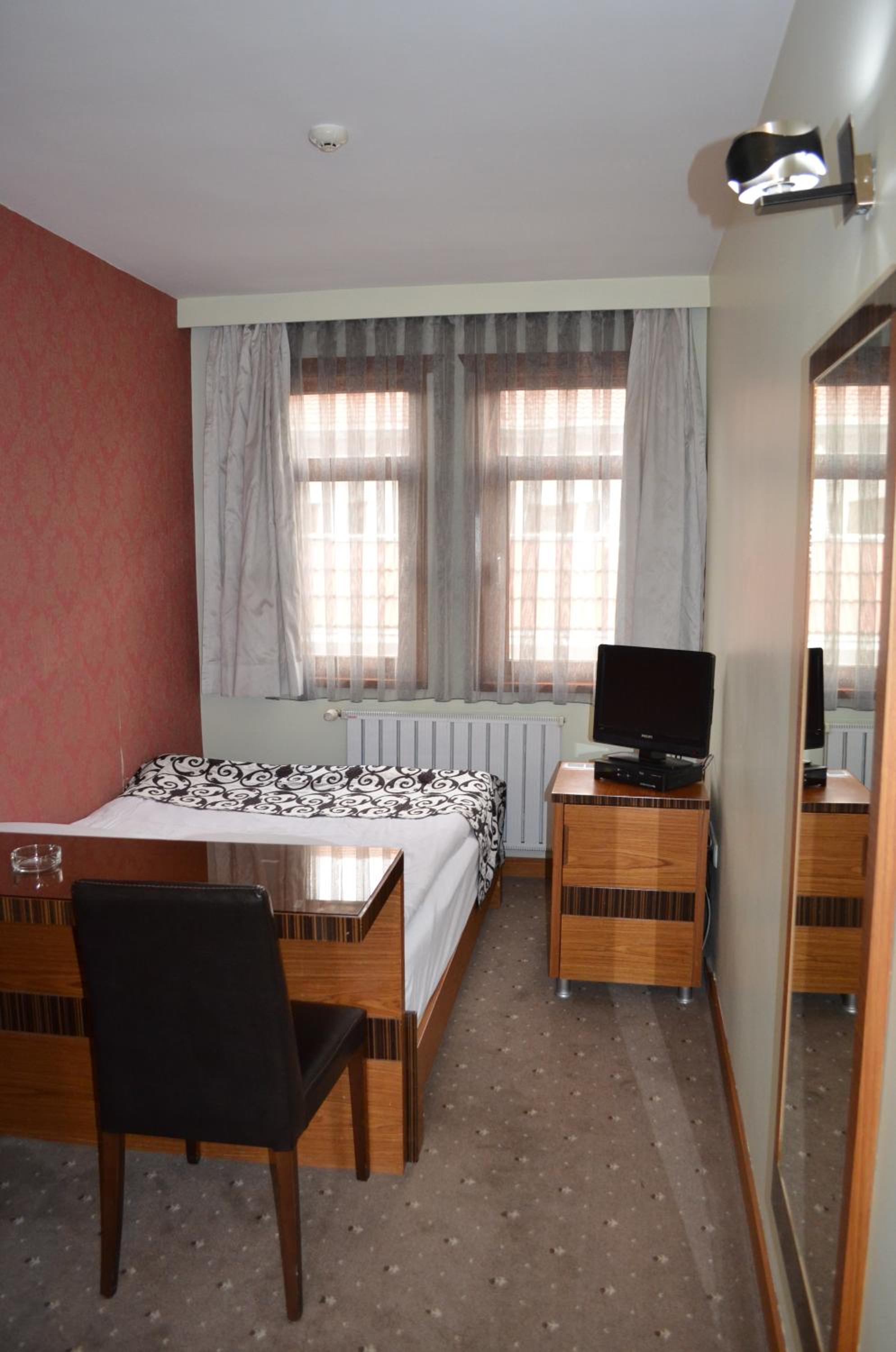 Standard Double Room - Photo 11