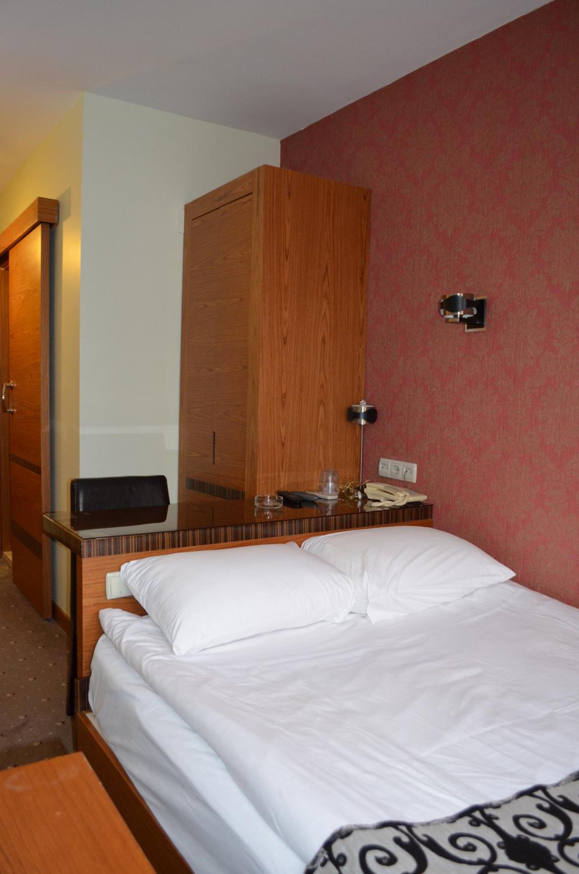 Standard Double Room - Photo 10